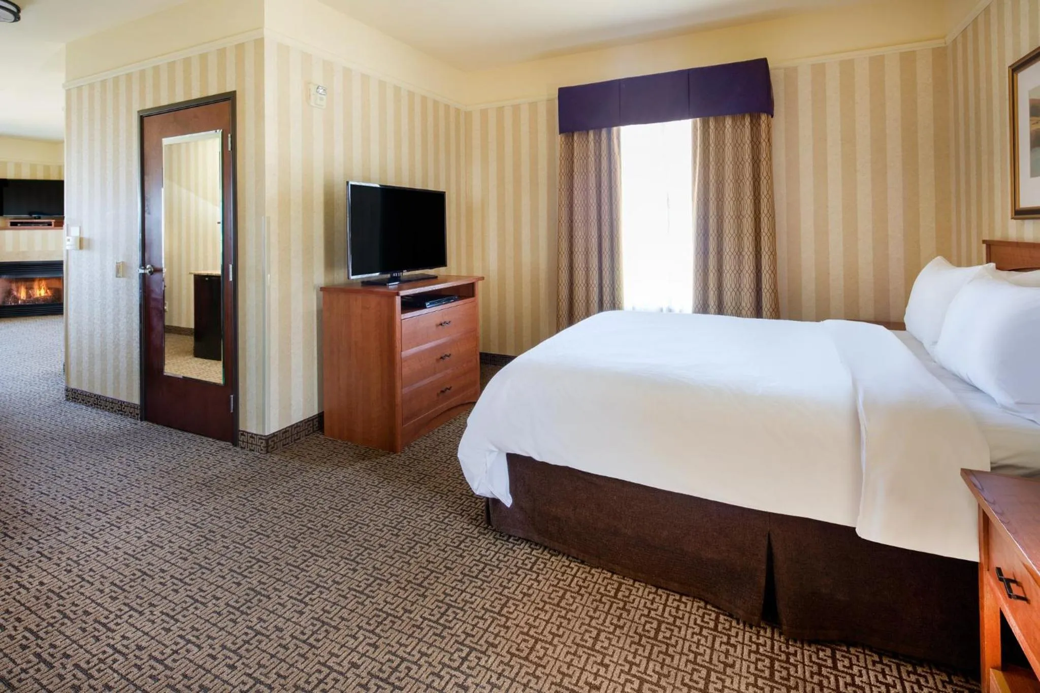 Photo of the whole room, Bed in Holiday Inn Express Hotel & Suites Astoria by IHG