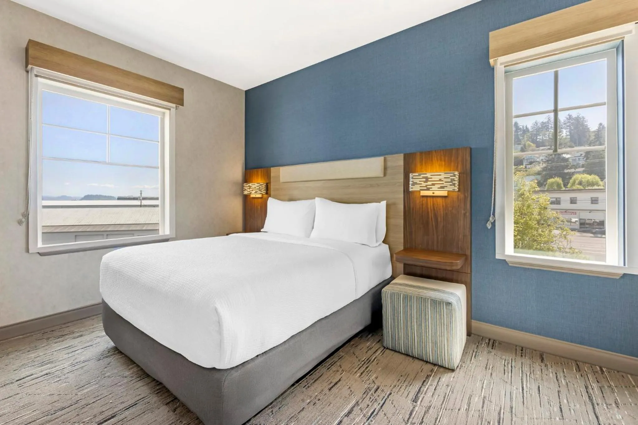Photo of the whole room, Bed in Holiday Inn Express Hotel & Suites Astoria by IHG