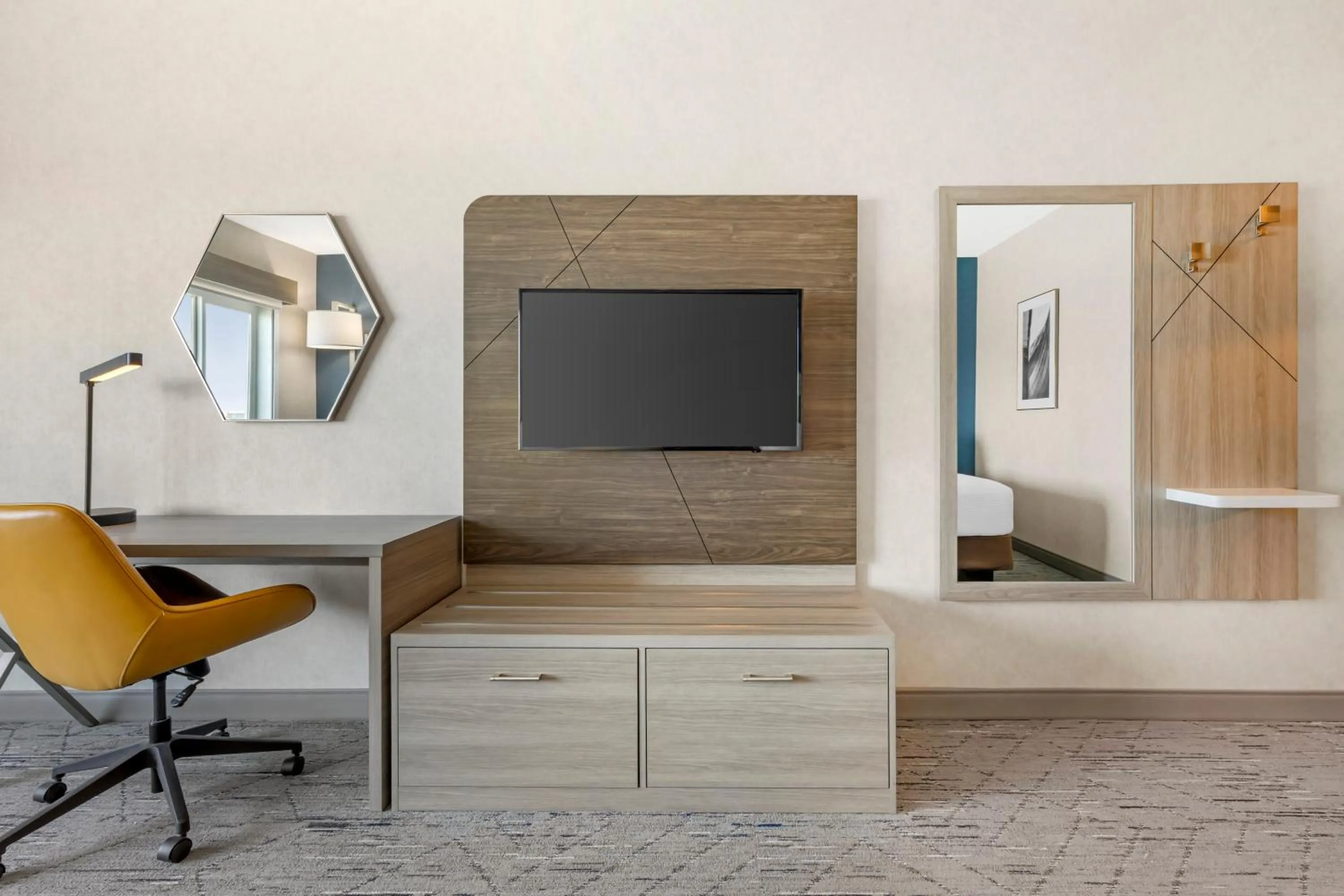 TV and multimedia in Holiday Inn Express Hotel & Suites Astoria by IHG