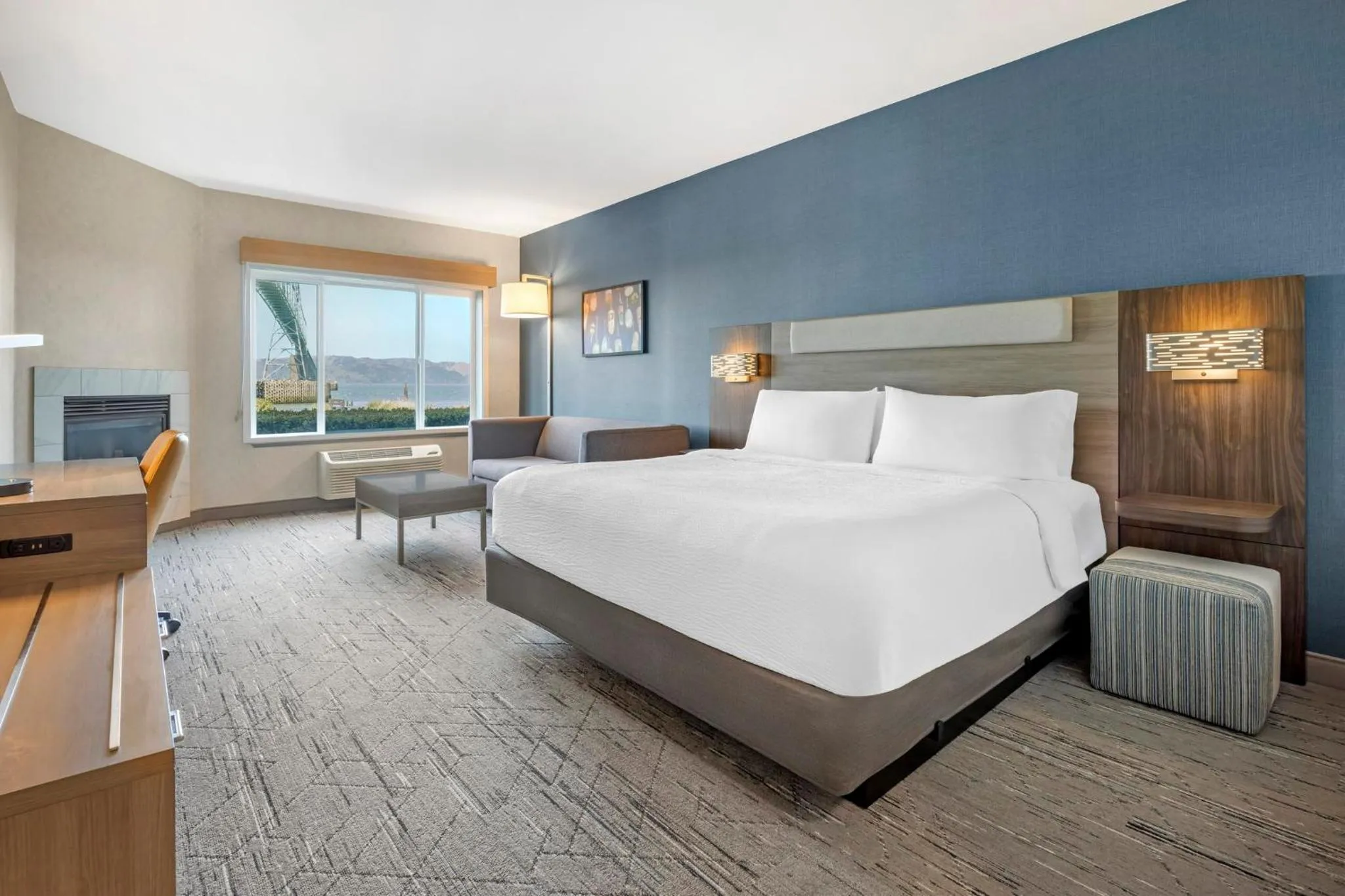 Photo of the whole room, Bed in Holiday Inn Express Hotel & Suites Astoria by IHG