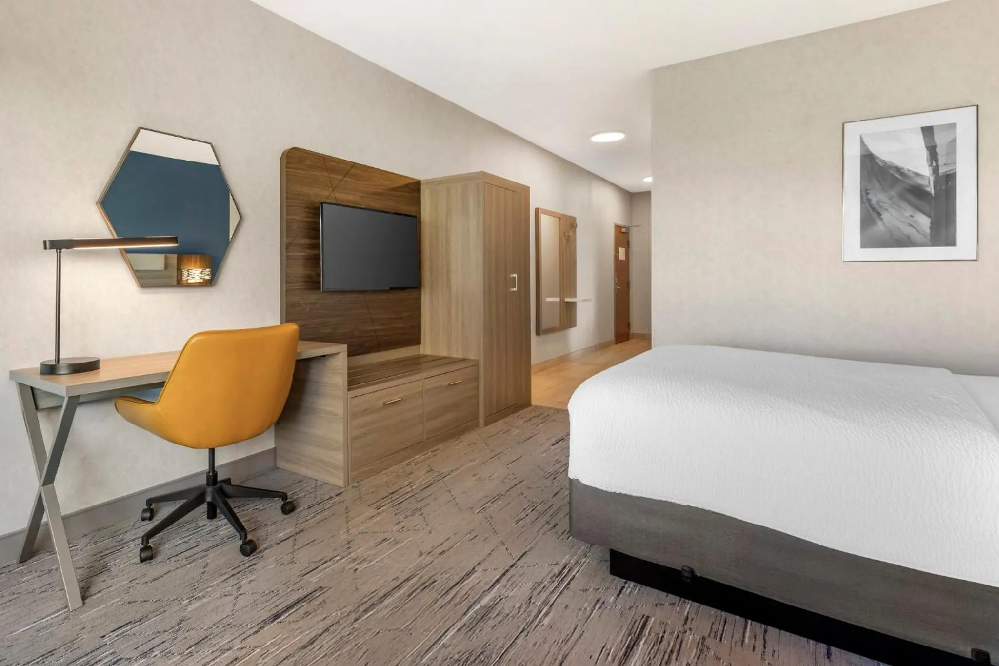 Photo of the whole room, Bed in Holiday Inn Express Hotel & Suites Astoria by IHG