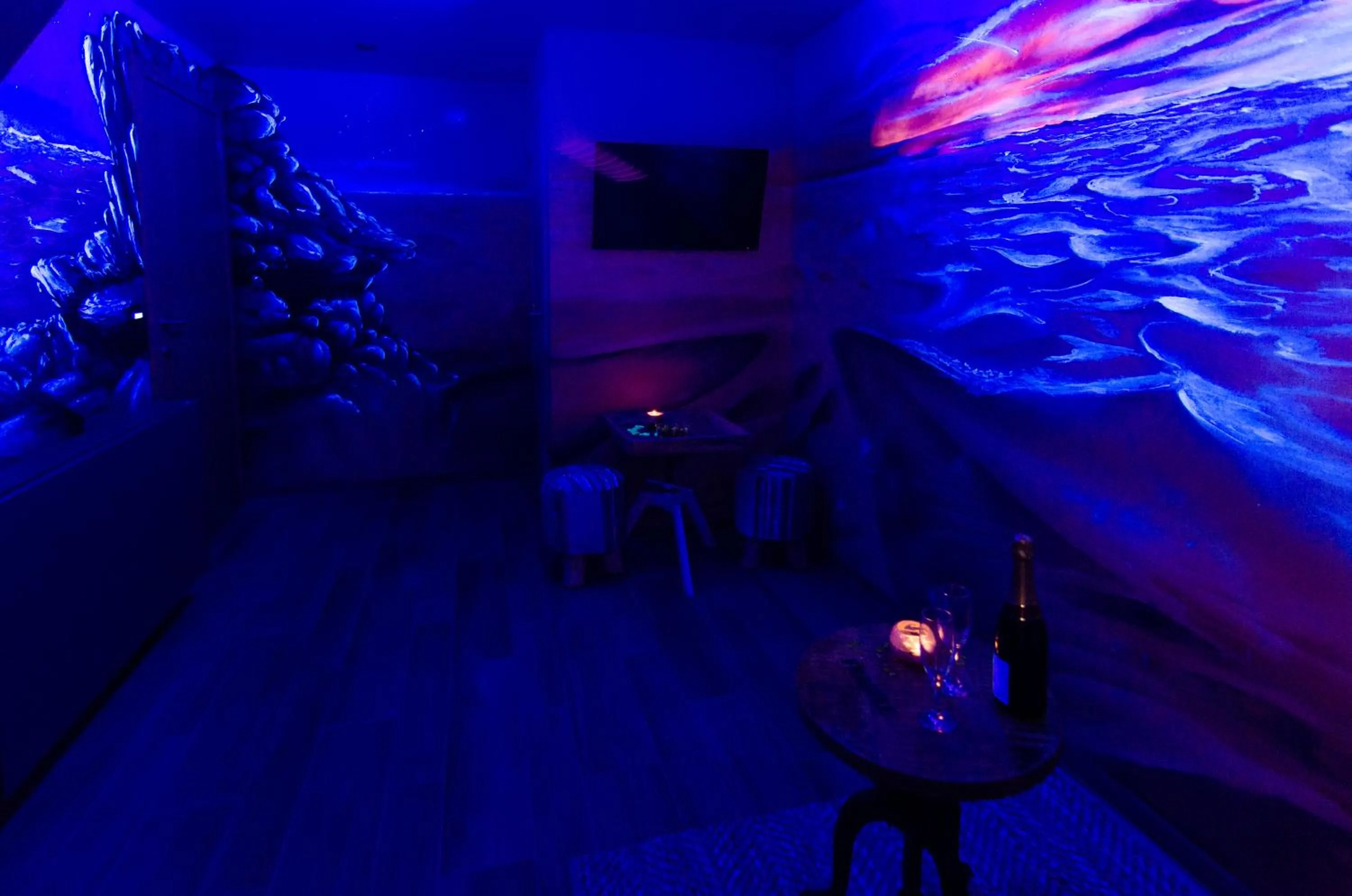 TV and multimedia in River Lodge Hotel Insolite