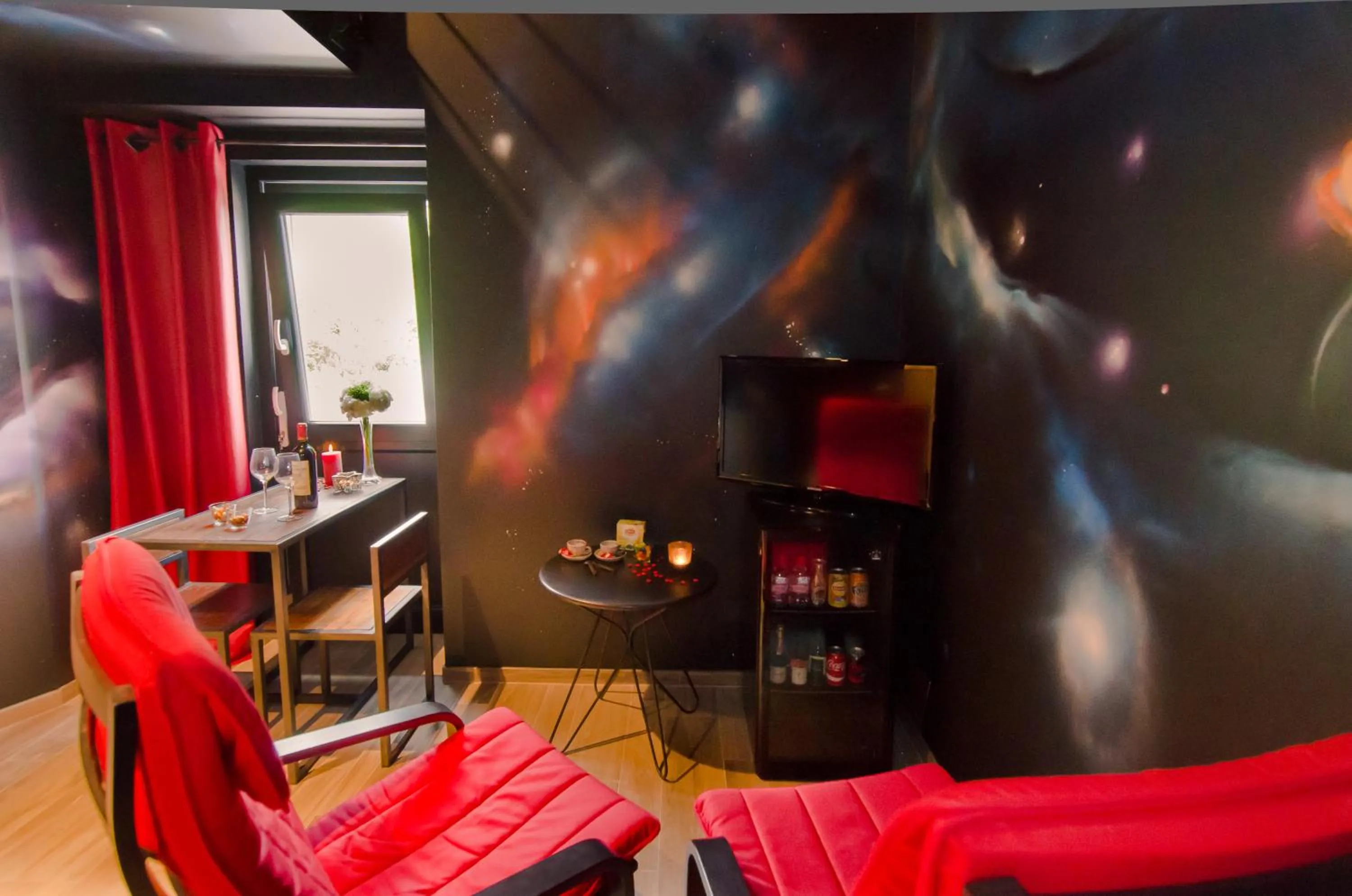 Communal lounge/ TV room in River Lodge Hotel Insolite