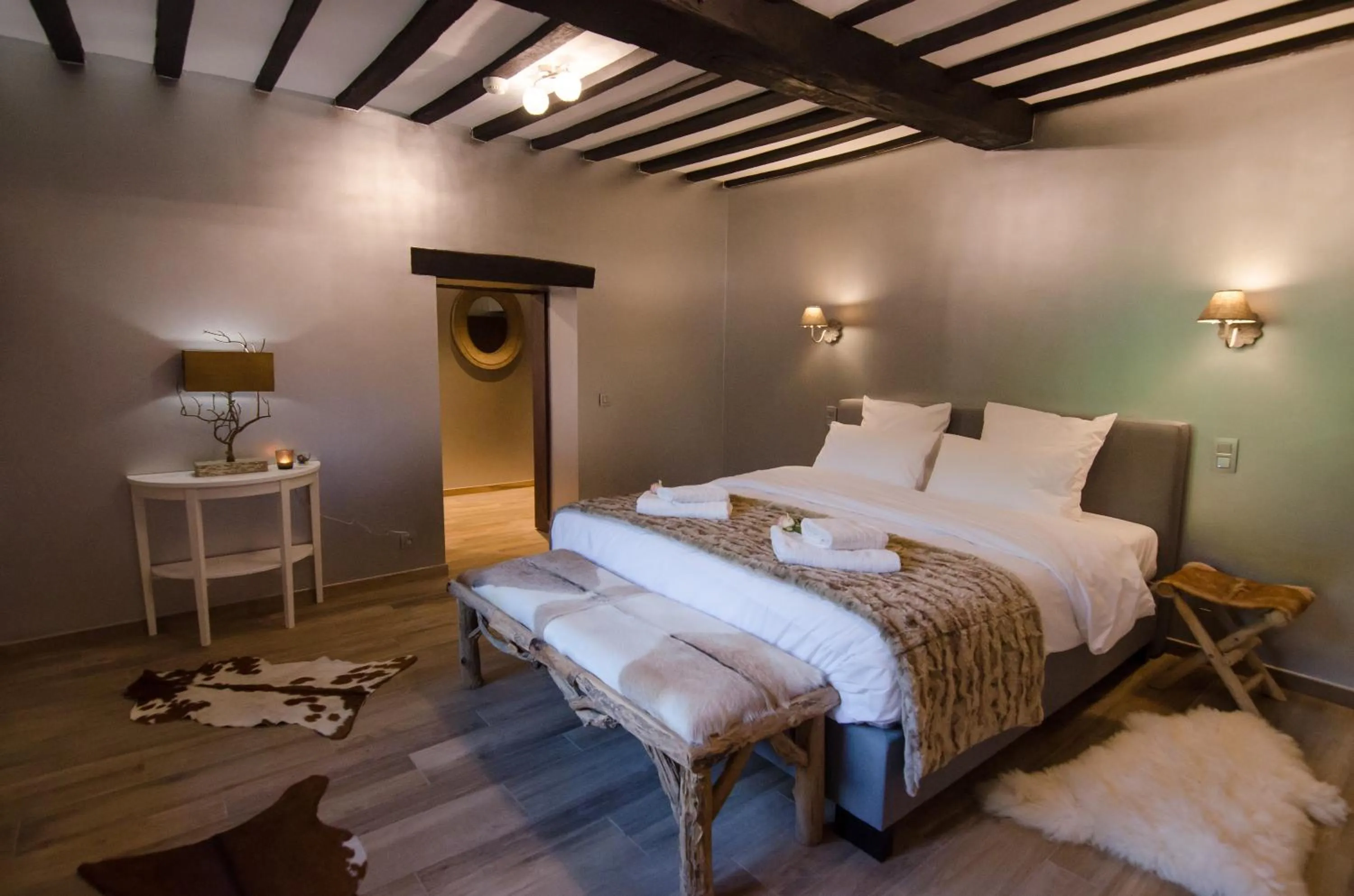 Photo of the whole room, Bed in River Lodge Hotel Insolite