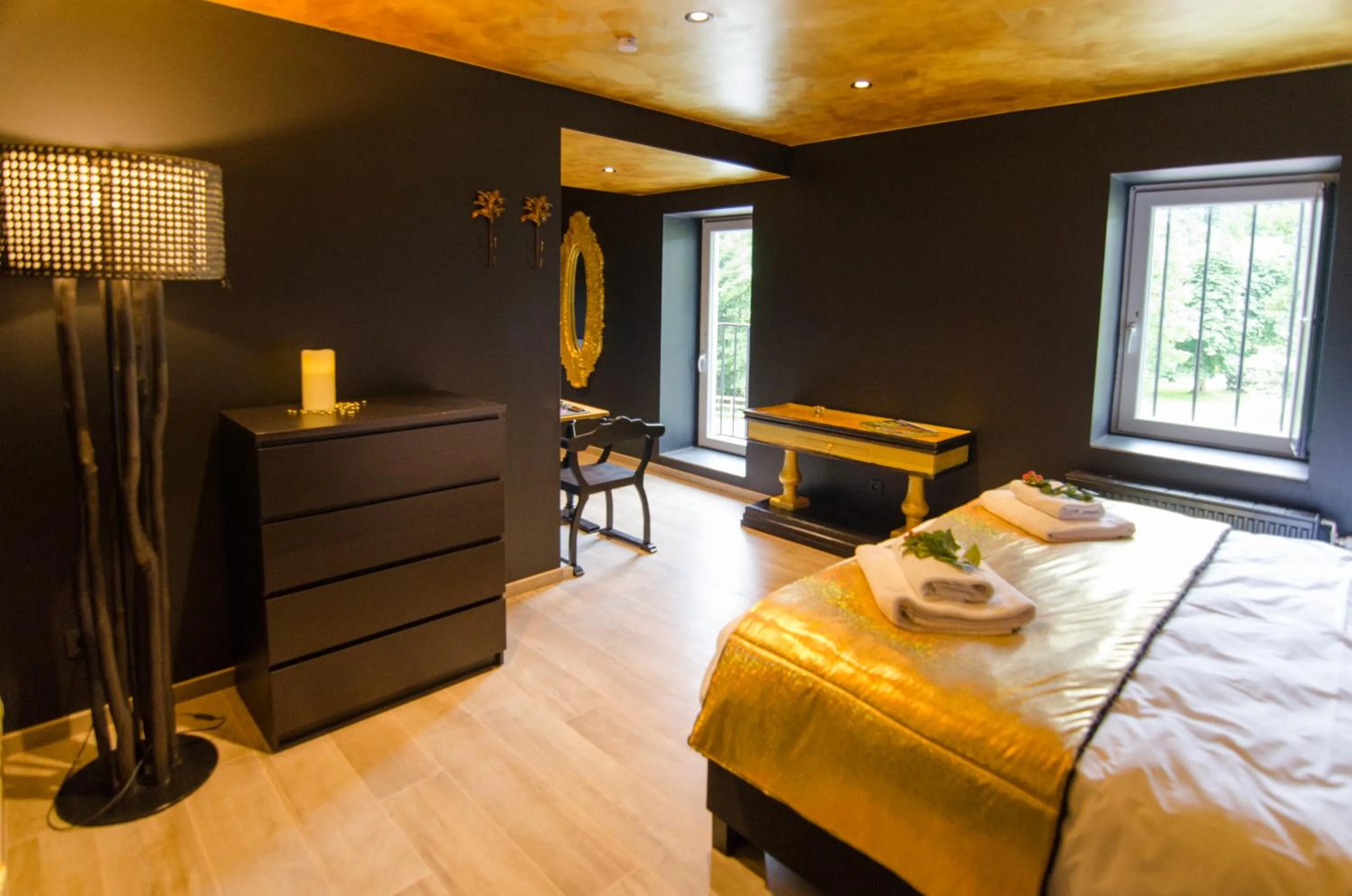 Photo of the whole room, Bed in River Lodge Hotel Insolite