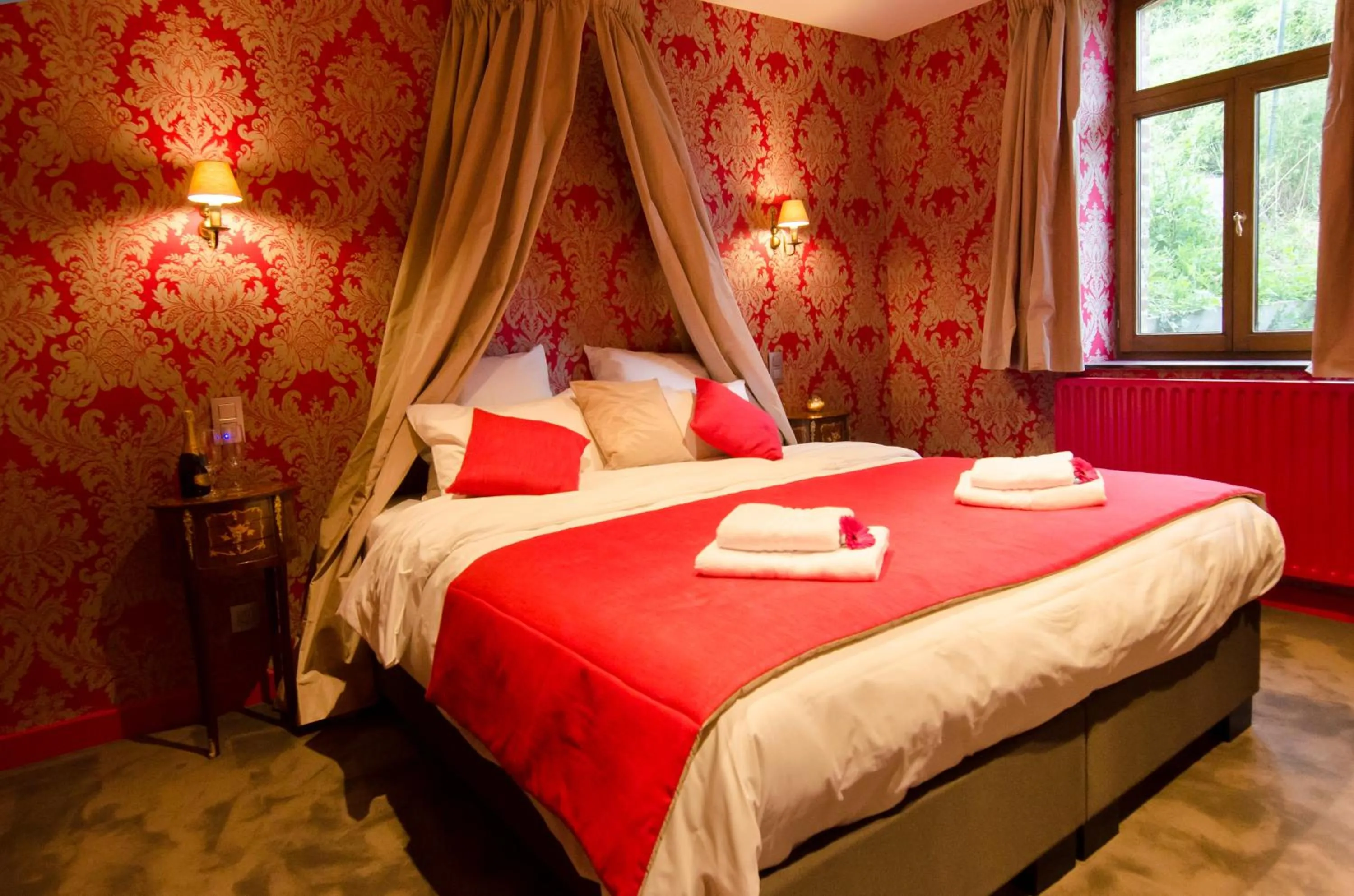 Bed in River Lodge Hotel Insolite