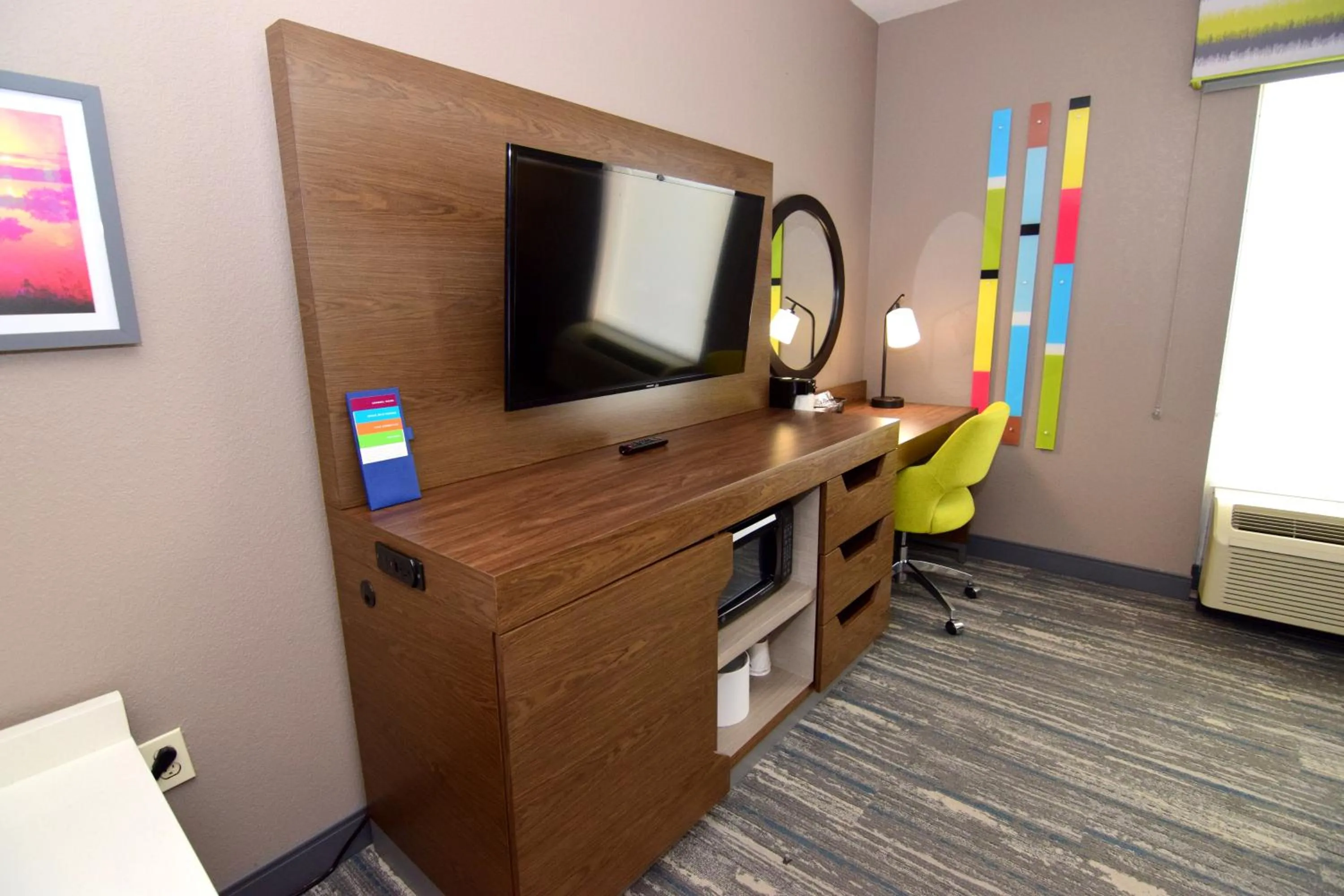 TV and multimedia in Hampton Inn Leesburg Tavares