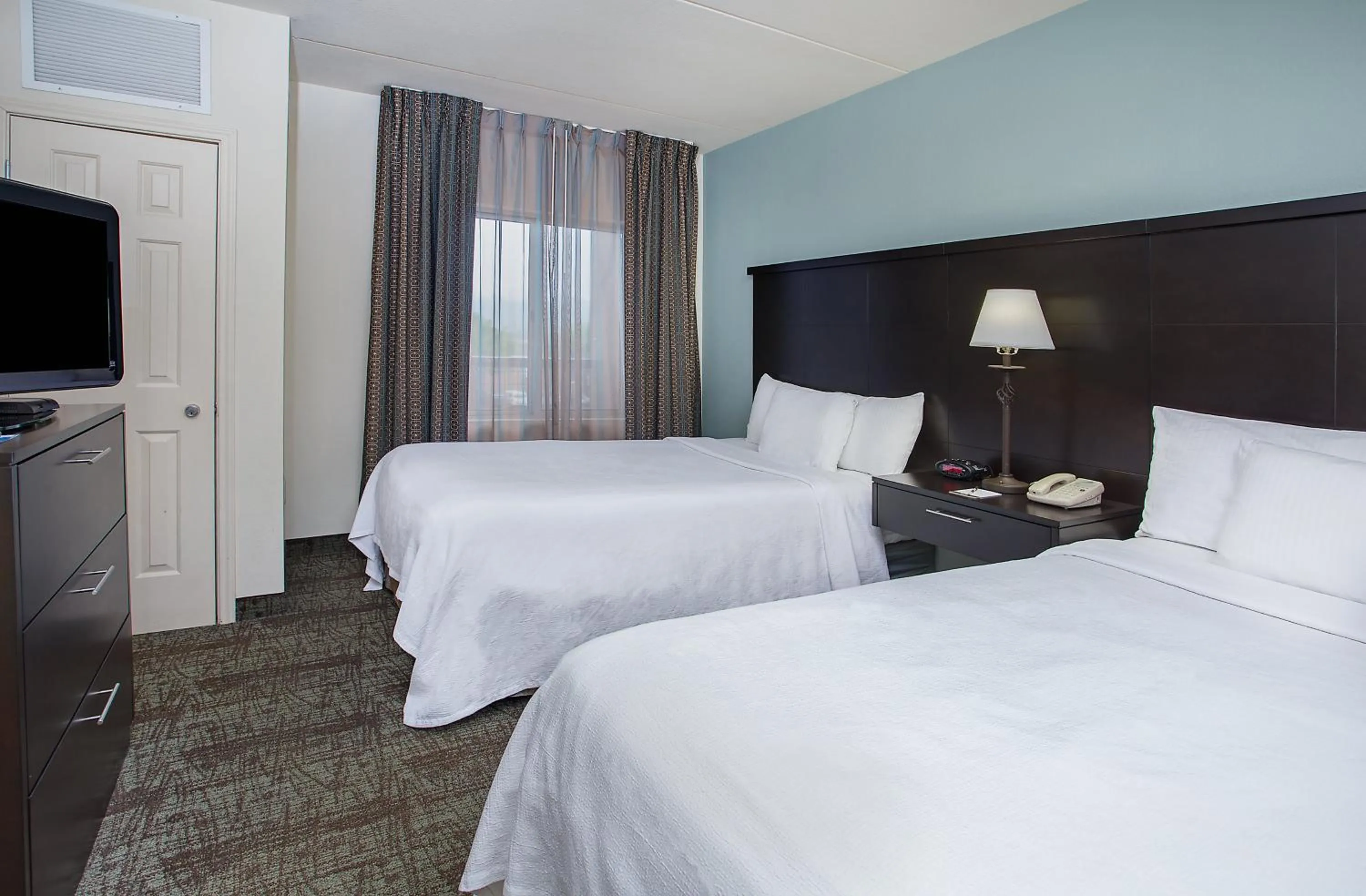 Photo of the whole room, Bed in Staybridge Suites Chattanooga Downtown - Convention Center by IHG