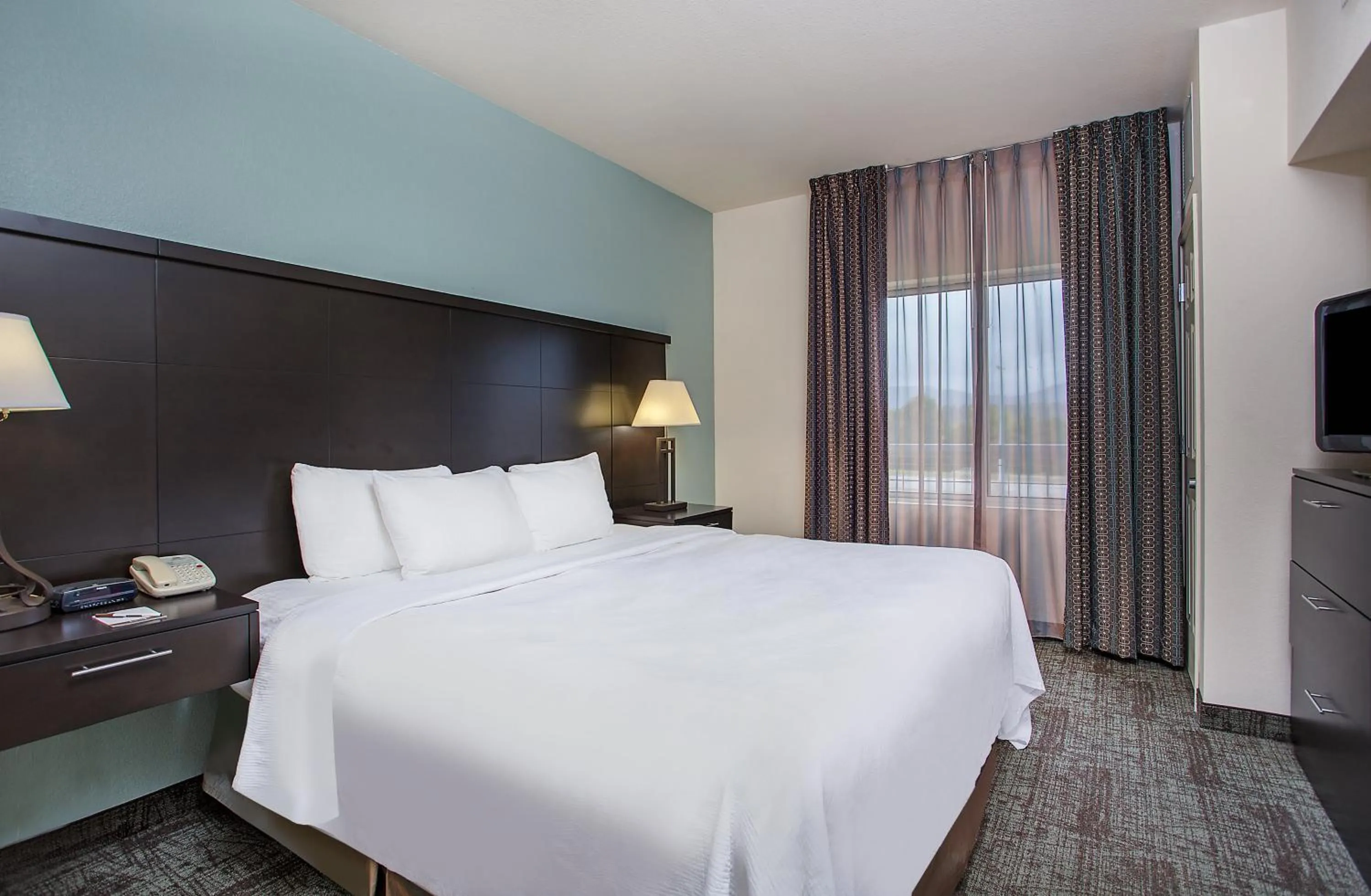 Photo of the whole room, Bed in Staybridge Suites Chattanooga Downtown - Convention Center by IHG