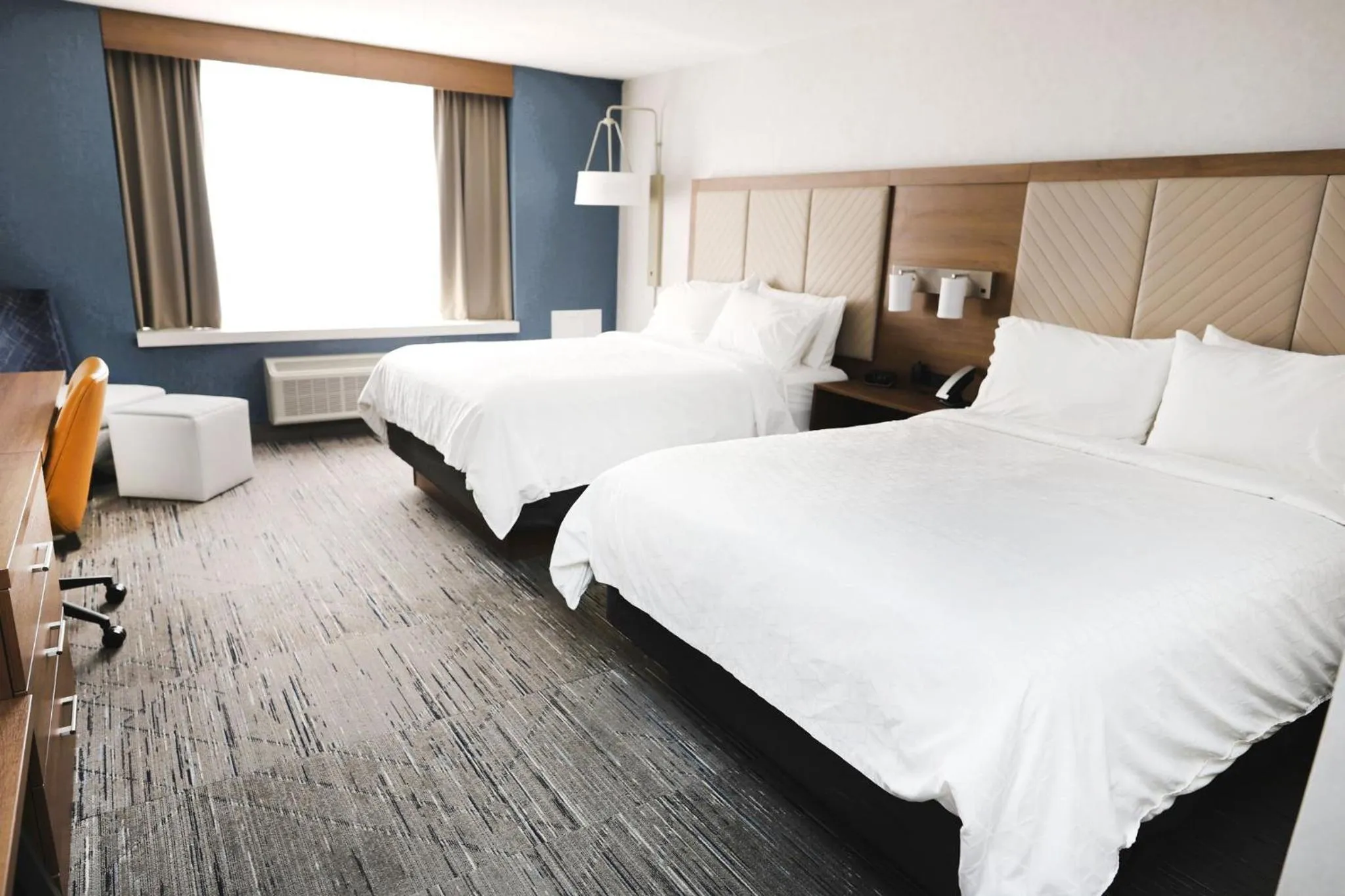 Photo of the whole room, Bed in Holiday Inn Express Detroit-Birmingham by IHG
