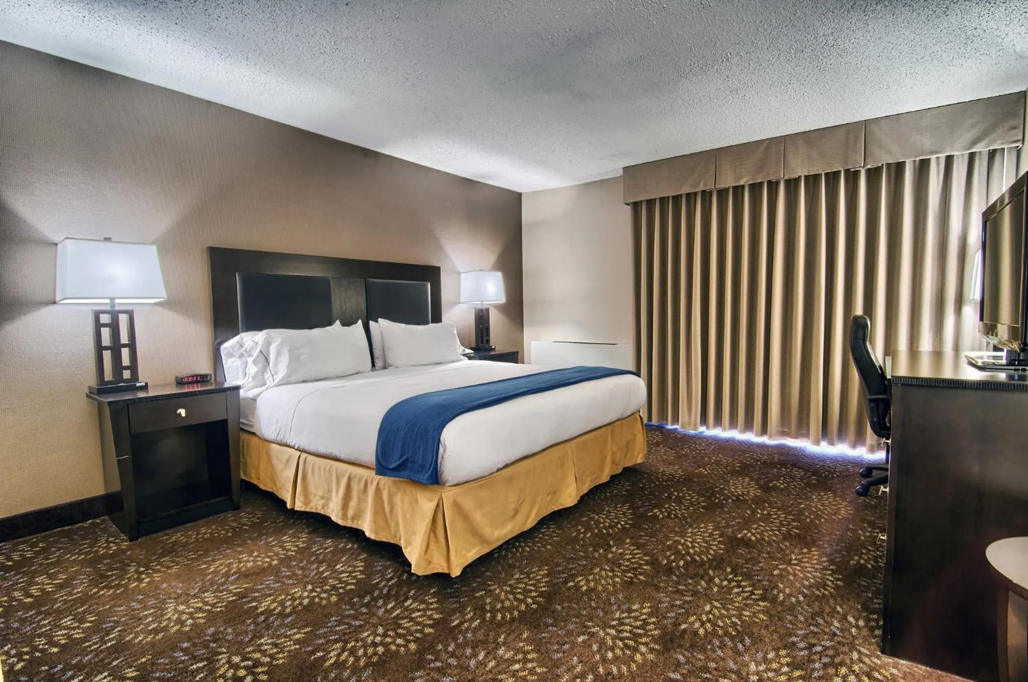Photo of the whole room, Bed in Holiday Inn Express Detroit-Birmingham by IHG
