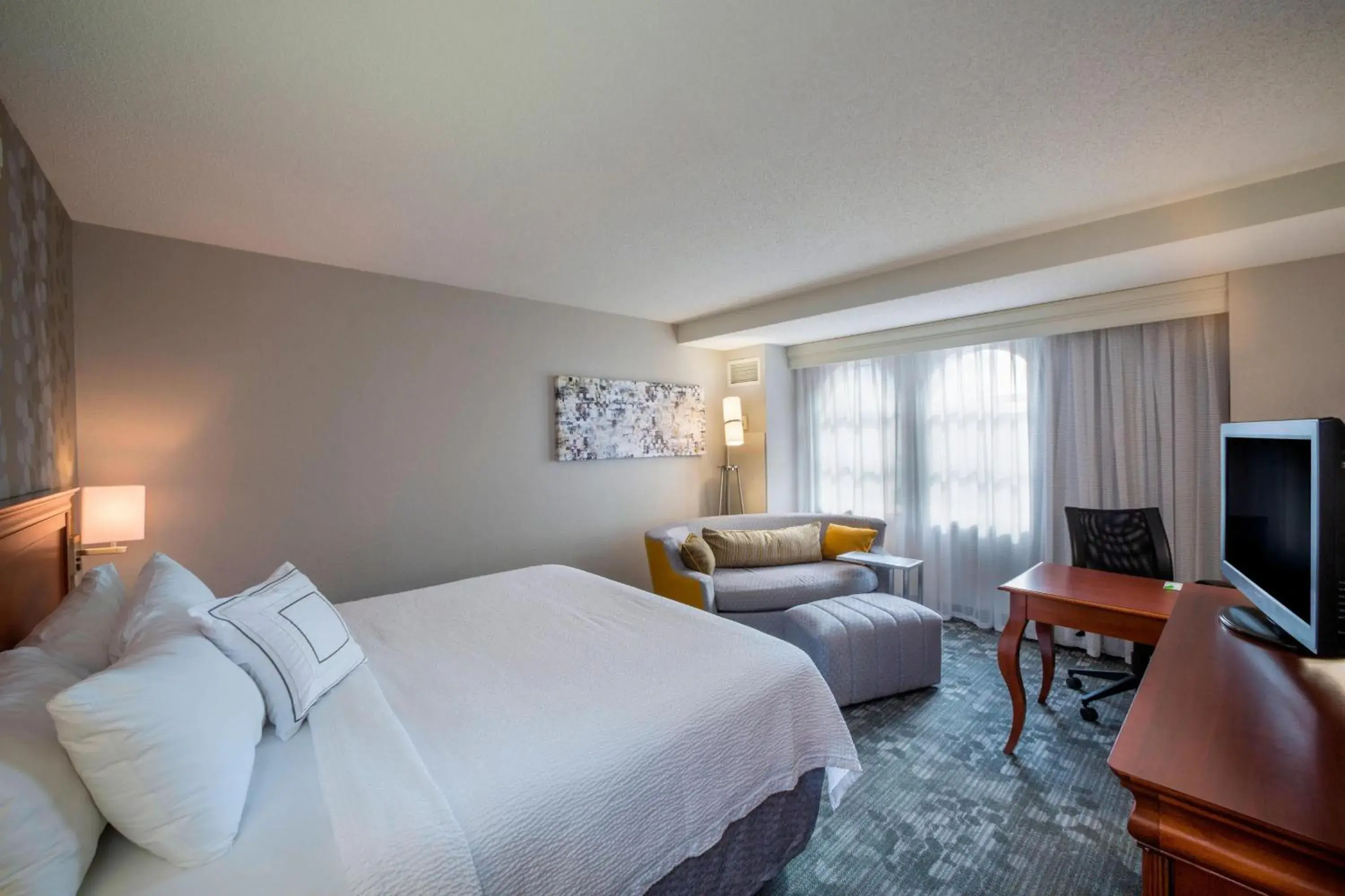 King Room with Sofa Bed in Courtyard by Marriott Norfolk Downtown King Room with Sofa Bed in Courtyard by Marriott Norfolk Downtown