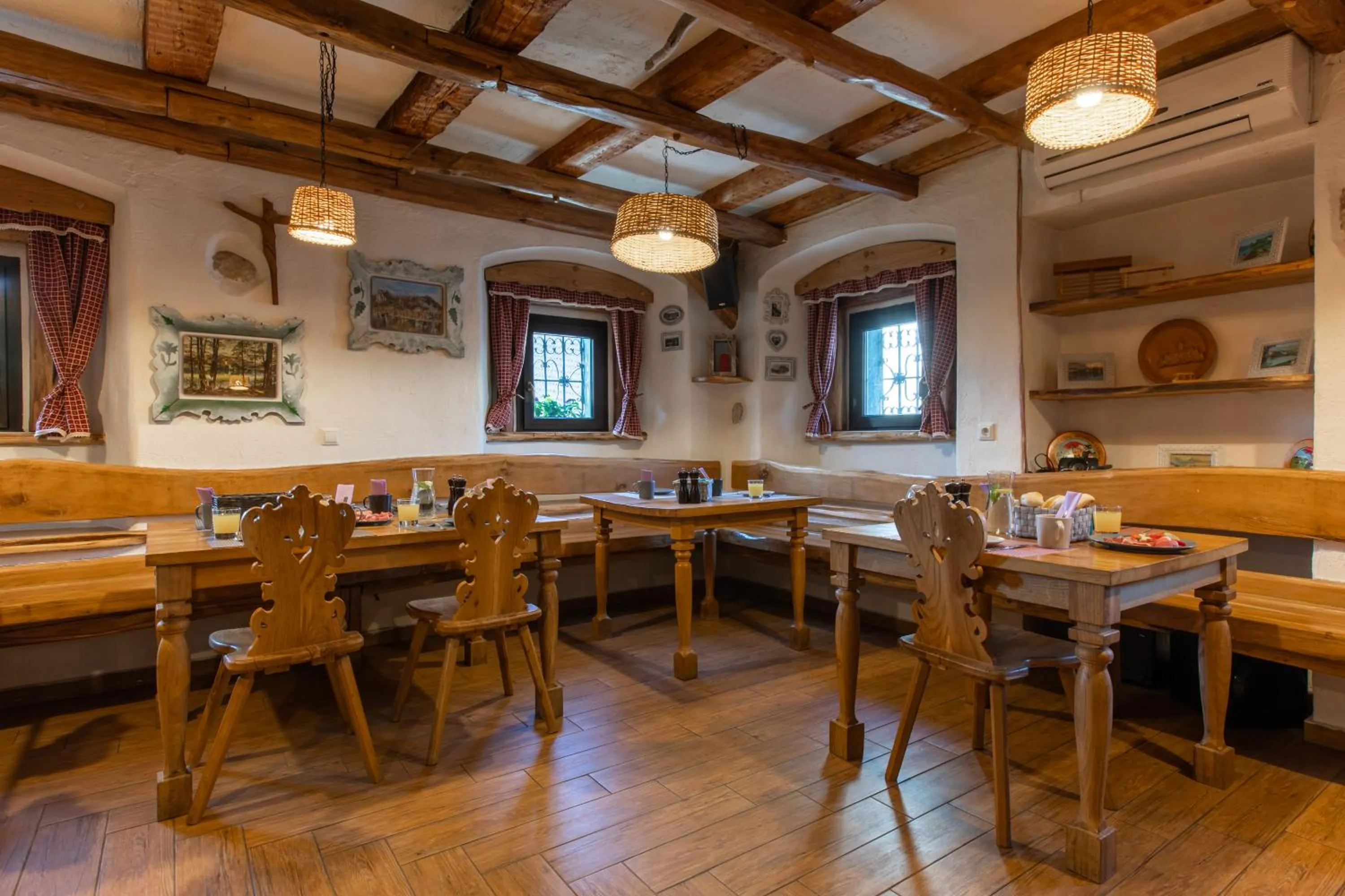 Restaurant/places to eat in Old Bled House