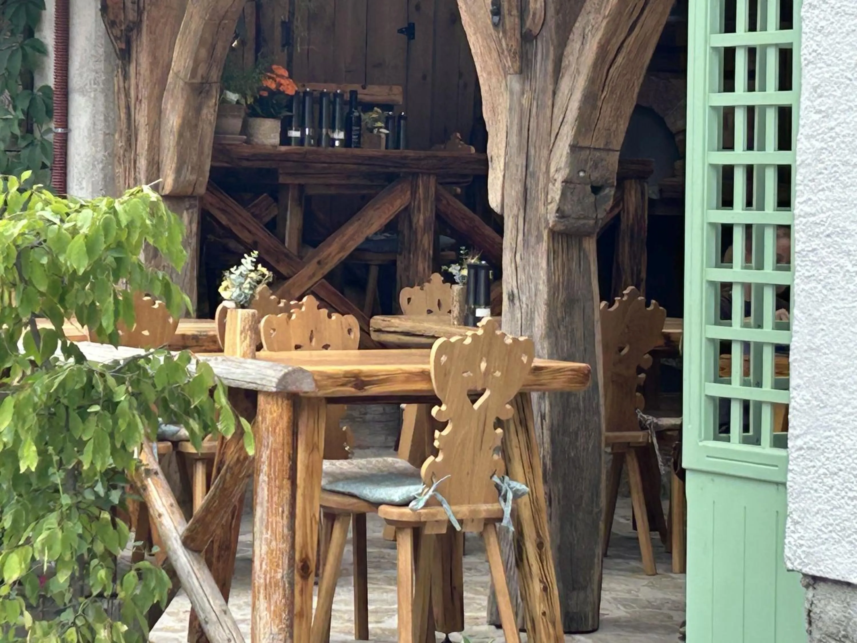 Restaurant/places to eat in Old Bled House