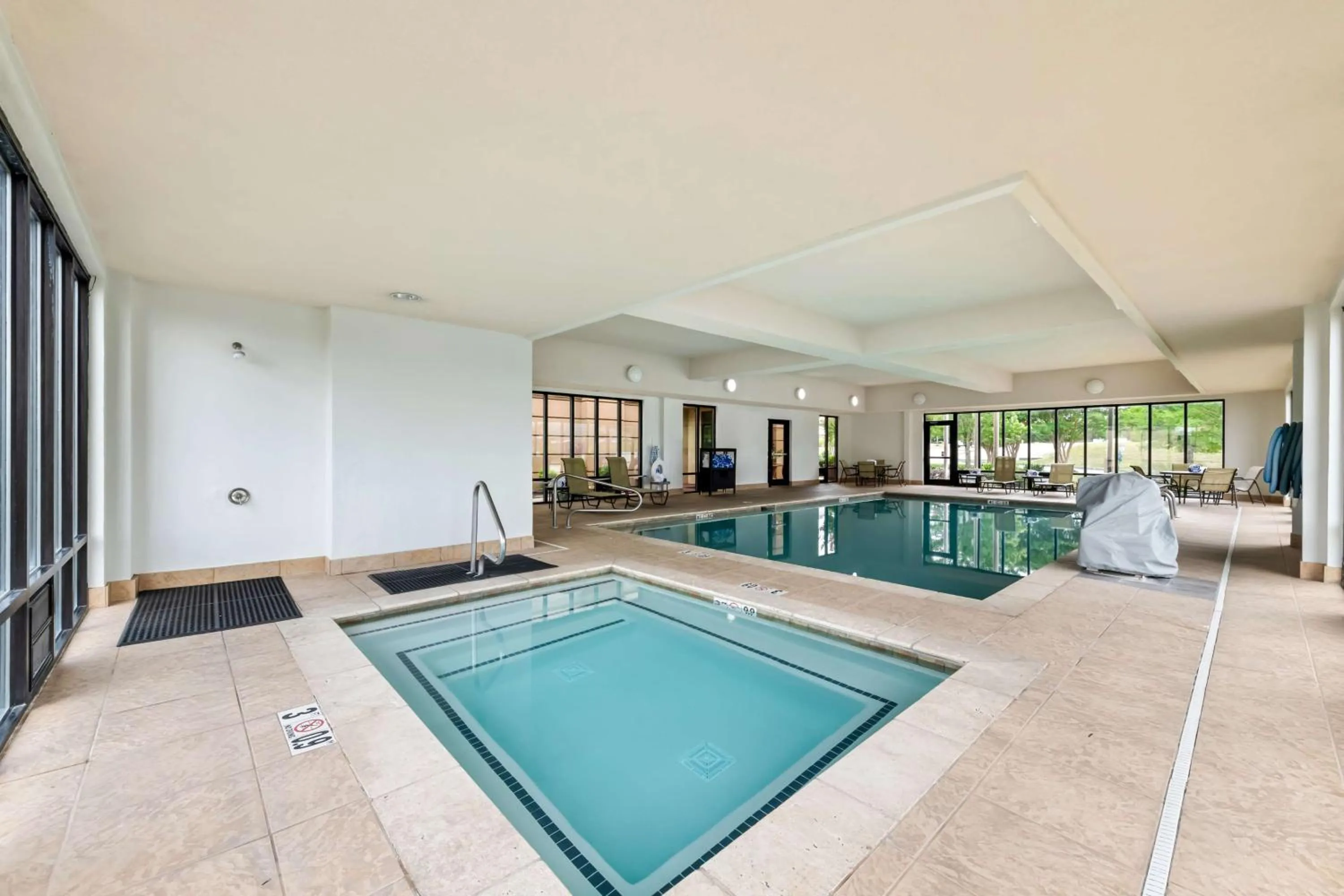 Pool view in Hampton Inn Chattanooga-North