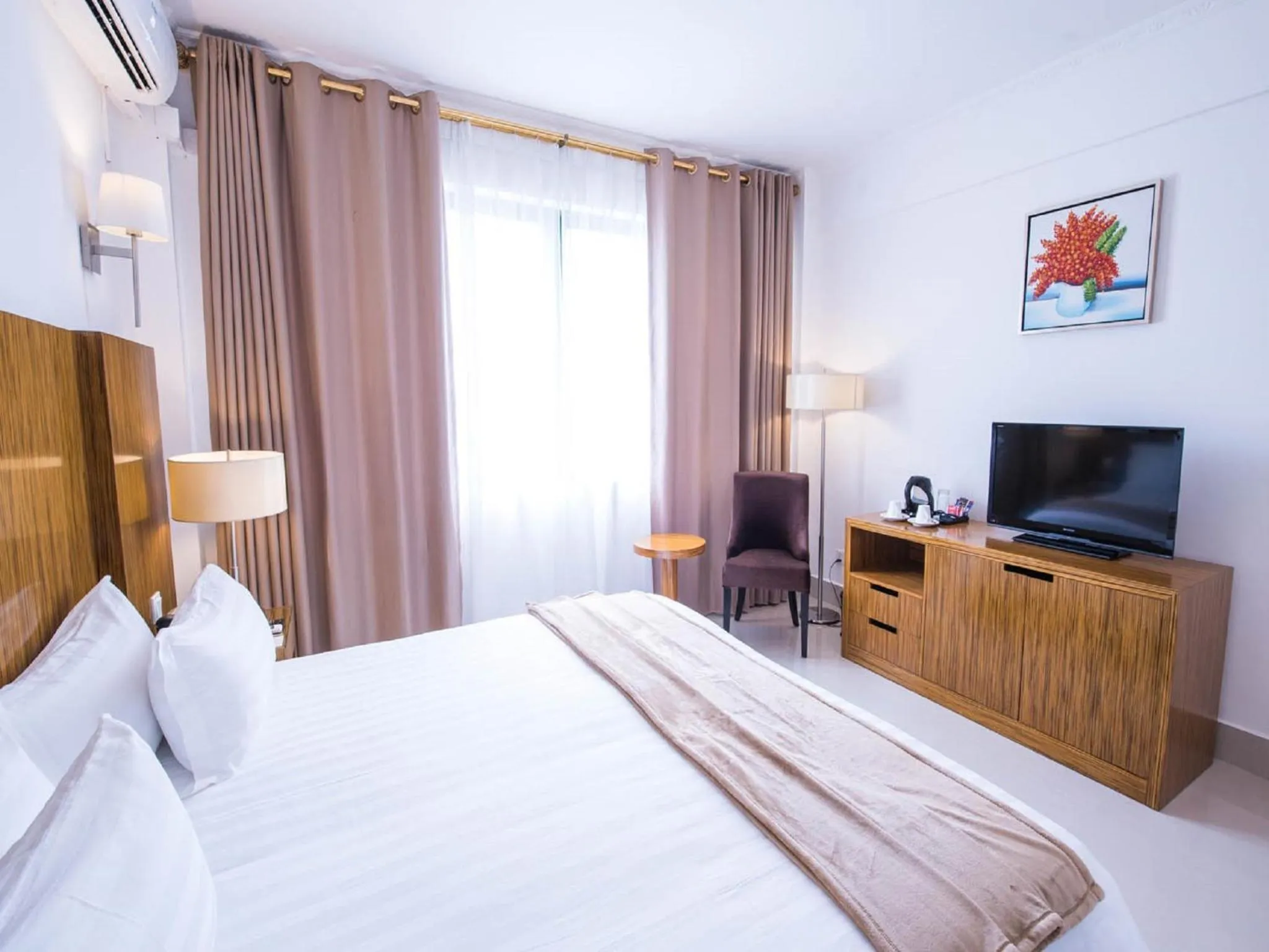 Bedroom, Bed in Palms Hotel