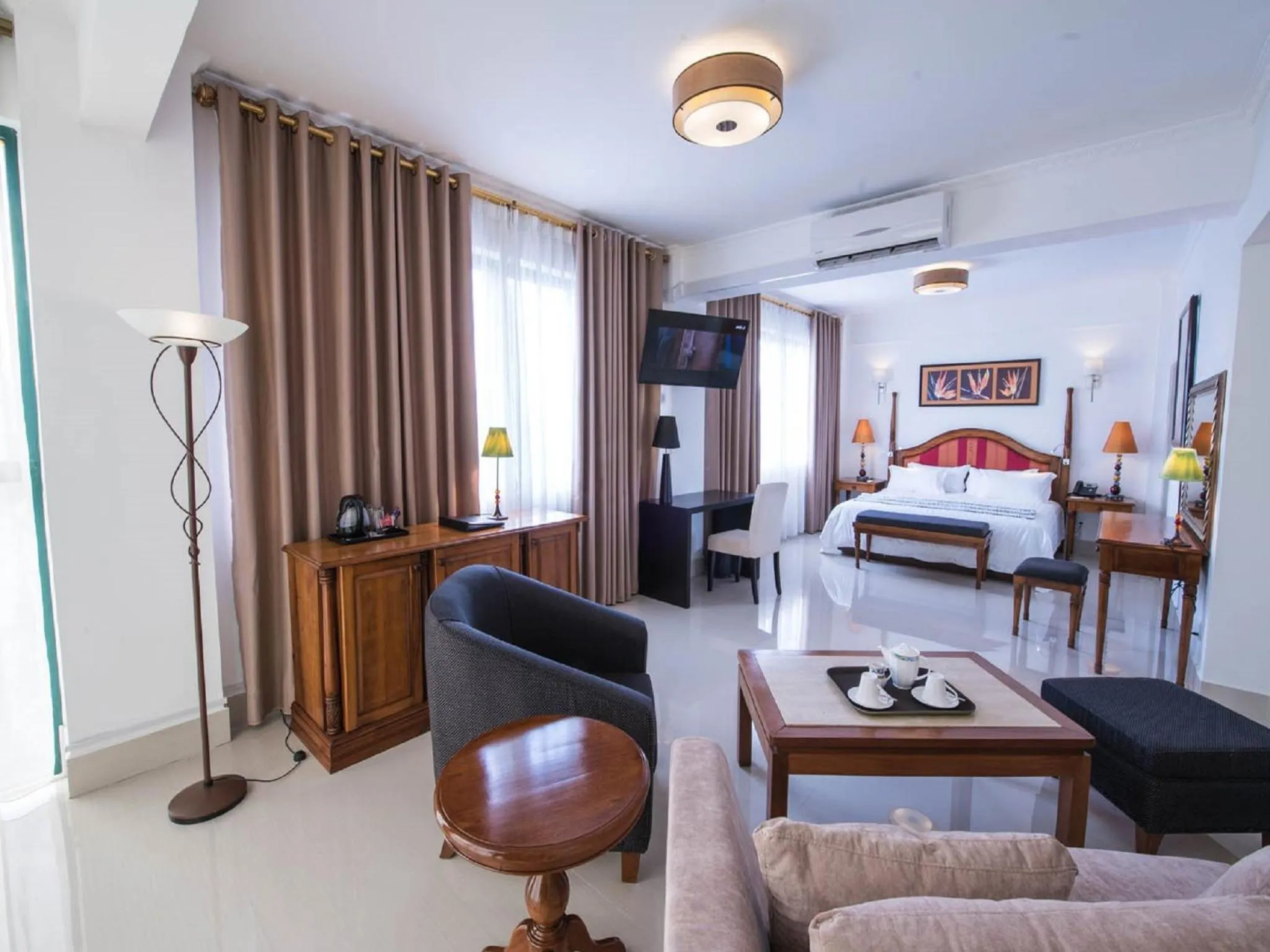 Seating area, Bed in Palms Hotel