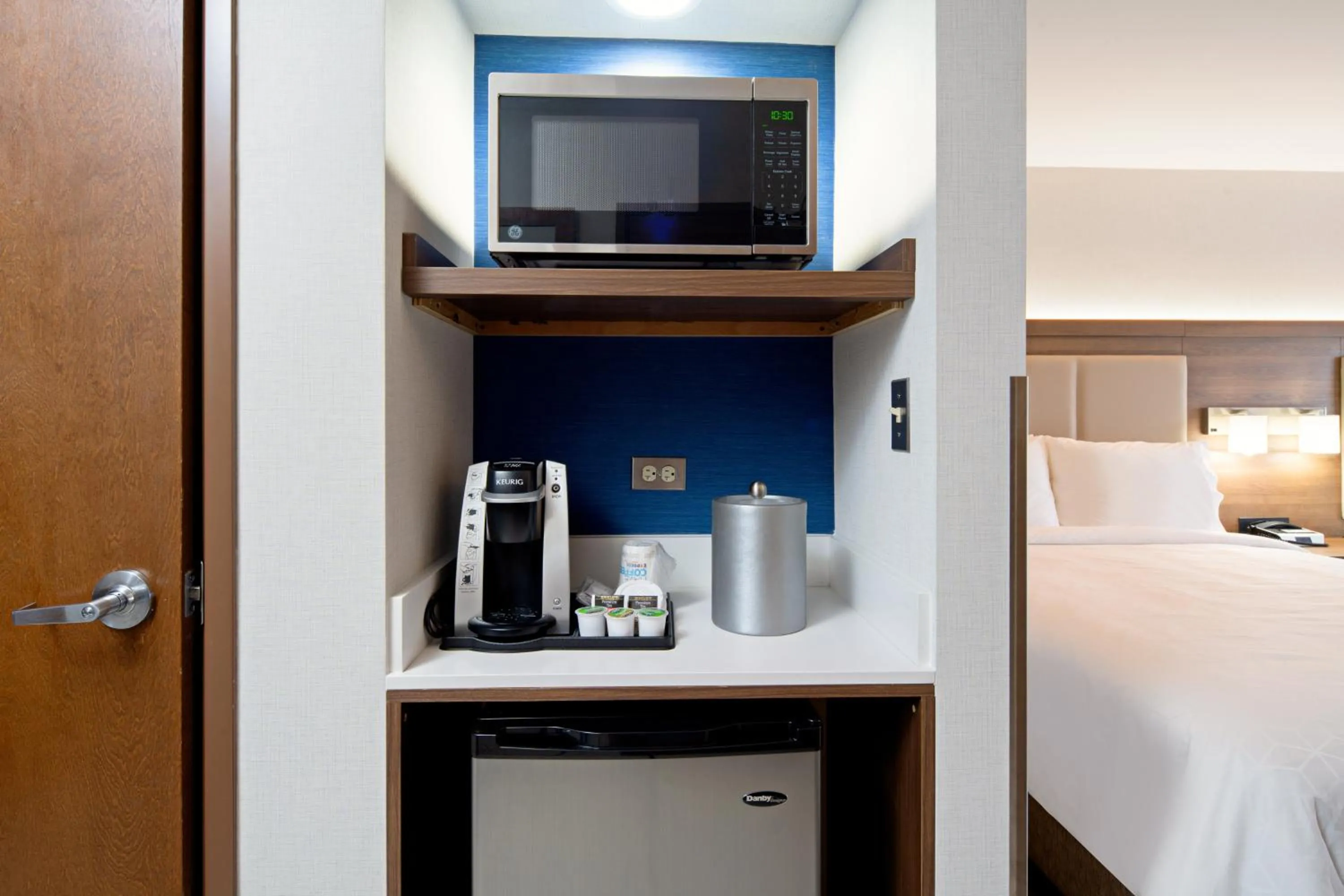 Photo of the whole room, Bed in Holiday Inn Express Hotel & Suites Atascadero by IHG