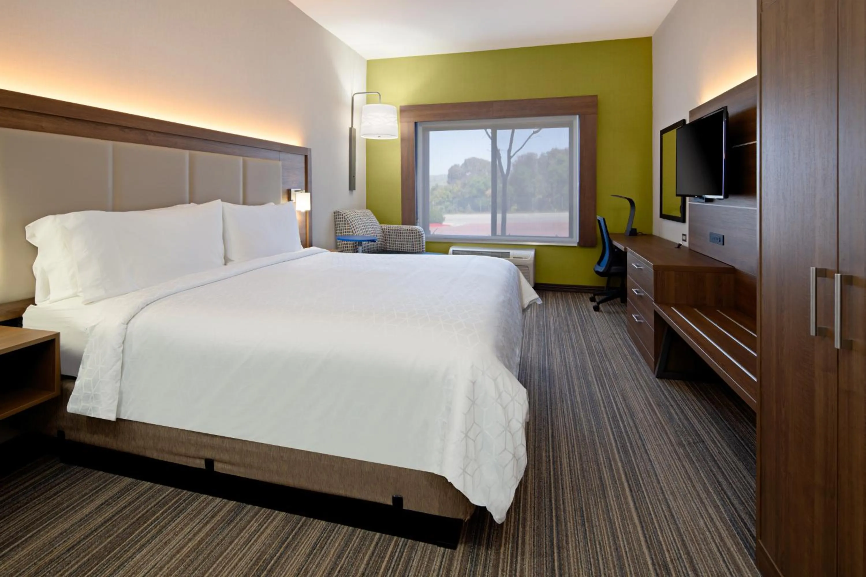 Photo of the whole room, Bed in Holiday Inn Express Hotel & Suites Atascadero by IHG
