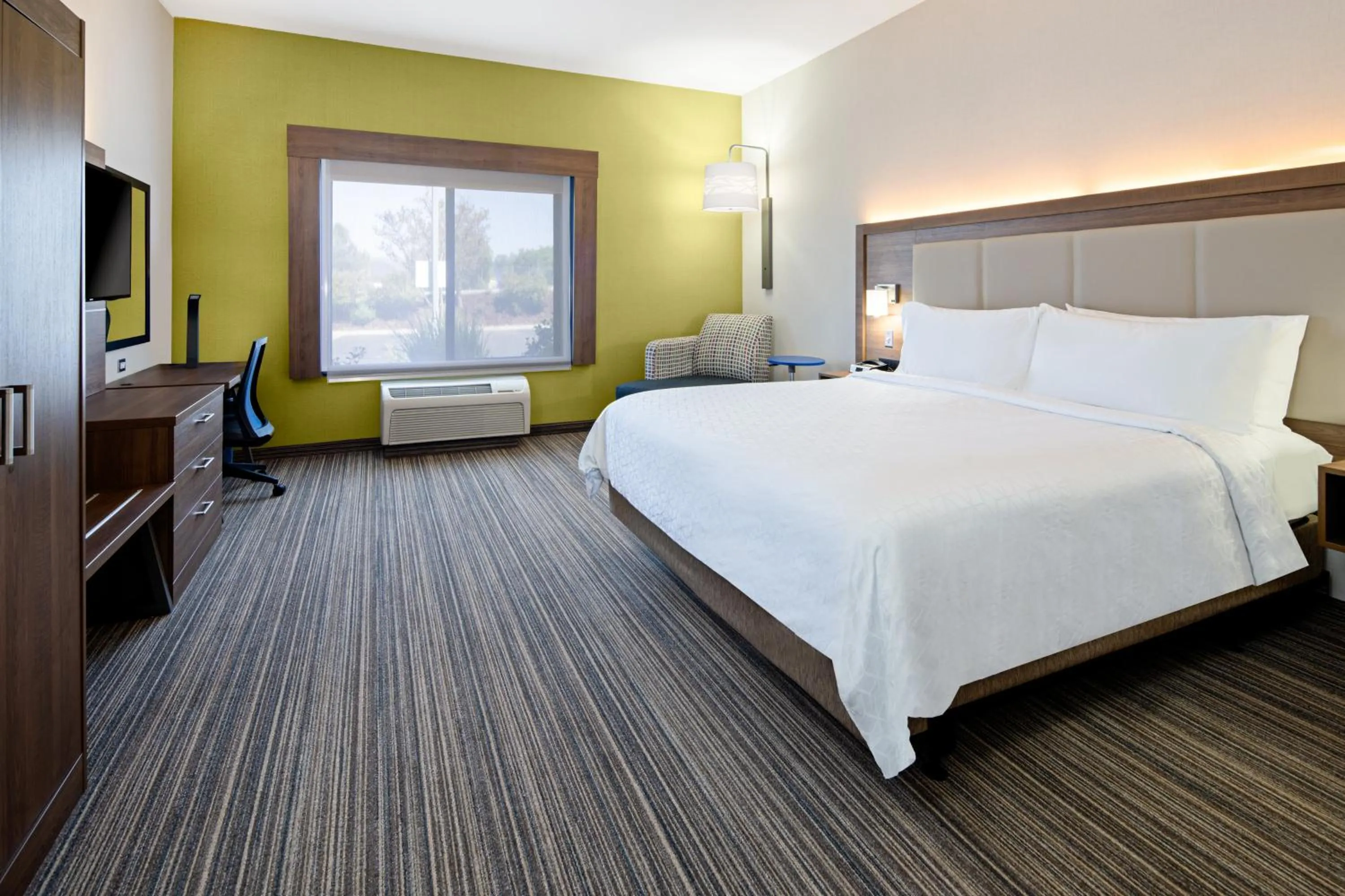 Photo of the whole room, Bed in Holiday Inn Express Hotel & Suites Atascadero by IHG