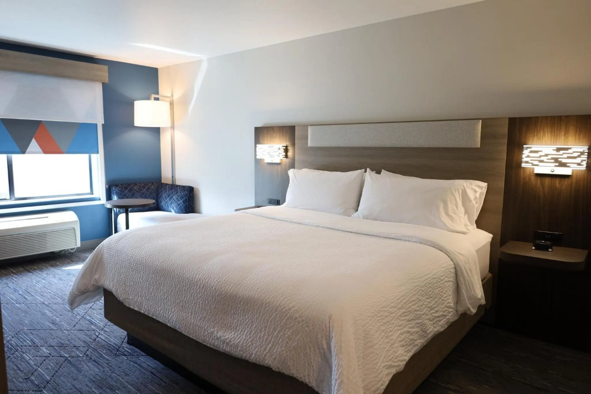 Photo of the whole room, Bed in Holiday Inn Express Hotel & Suites Vancouver Mall-Portland Area by IHG