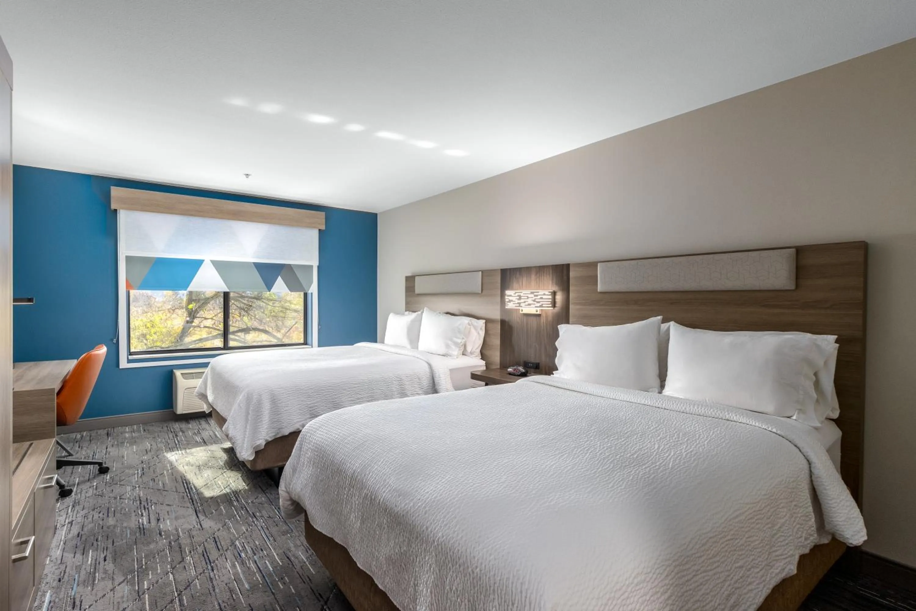 Bed in Holiday Inn Express Hotel & Suites Vancouver Mall-Portland Area by IHG