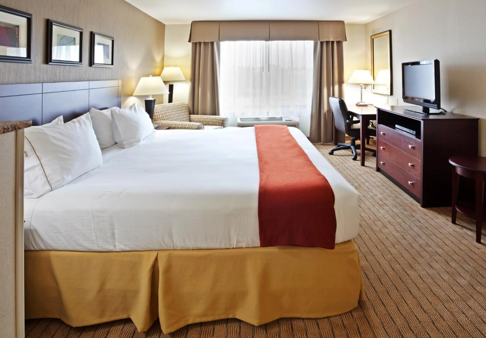 Photo of the whole room, Bed in Holiday Inn Express Hotel & Suites Vancouver Mall-Portland Area by IHG