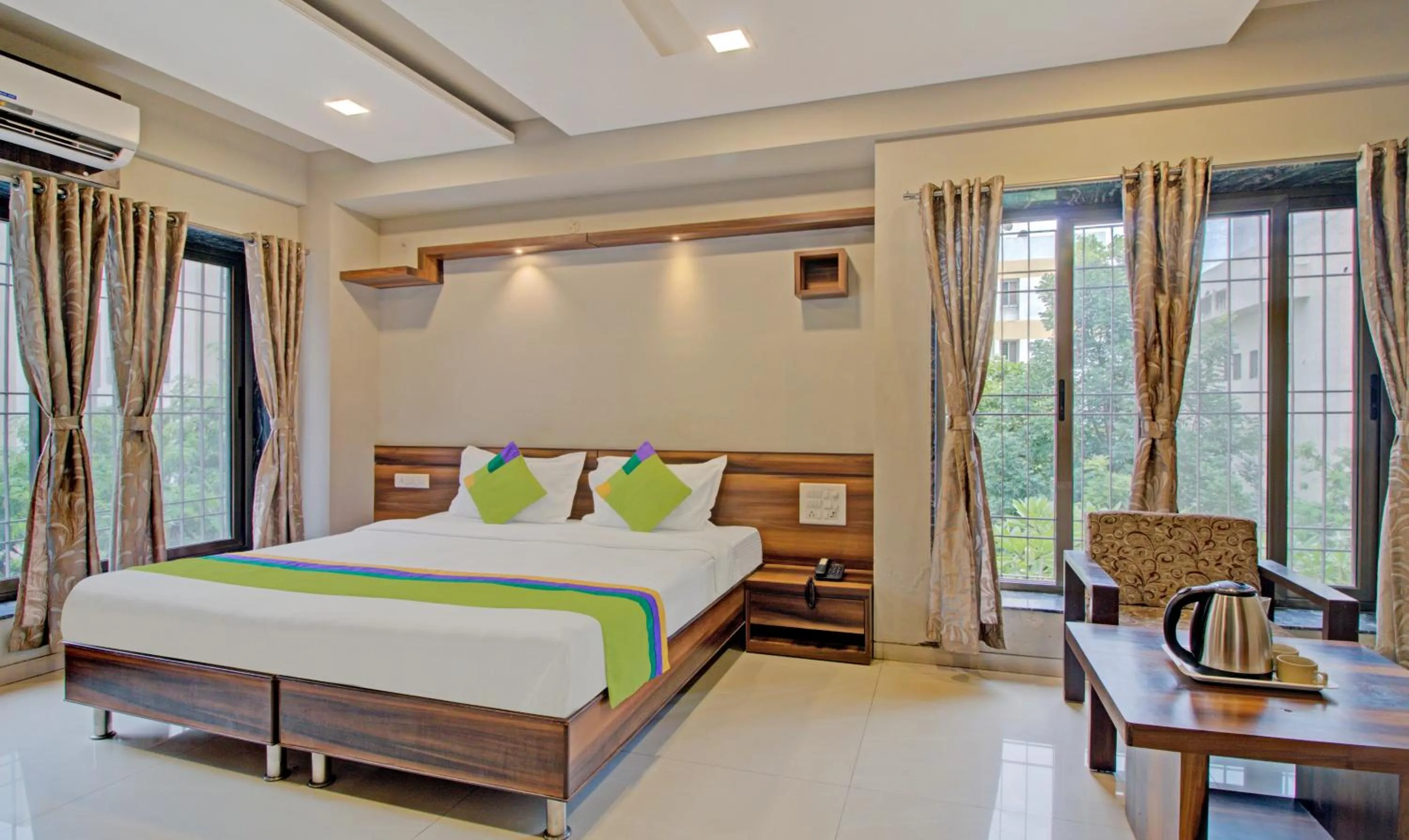 Photo of the whole room, Bed in Treebo Sumati Baner