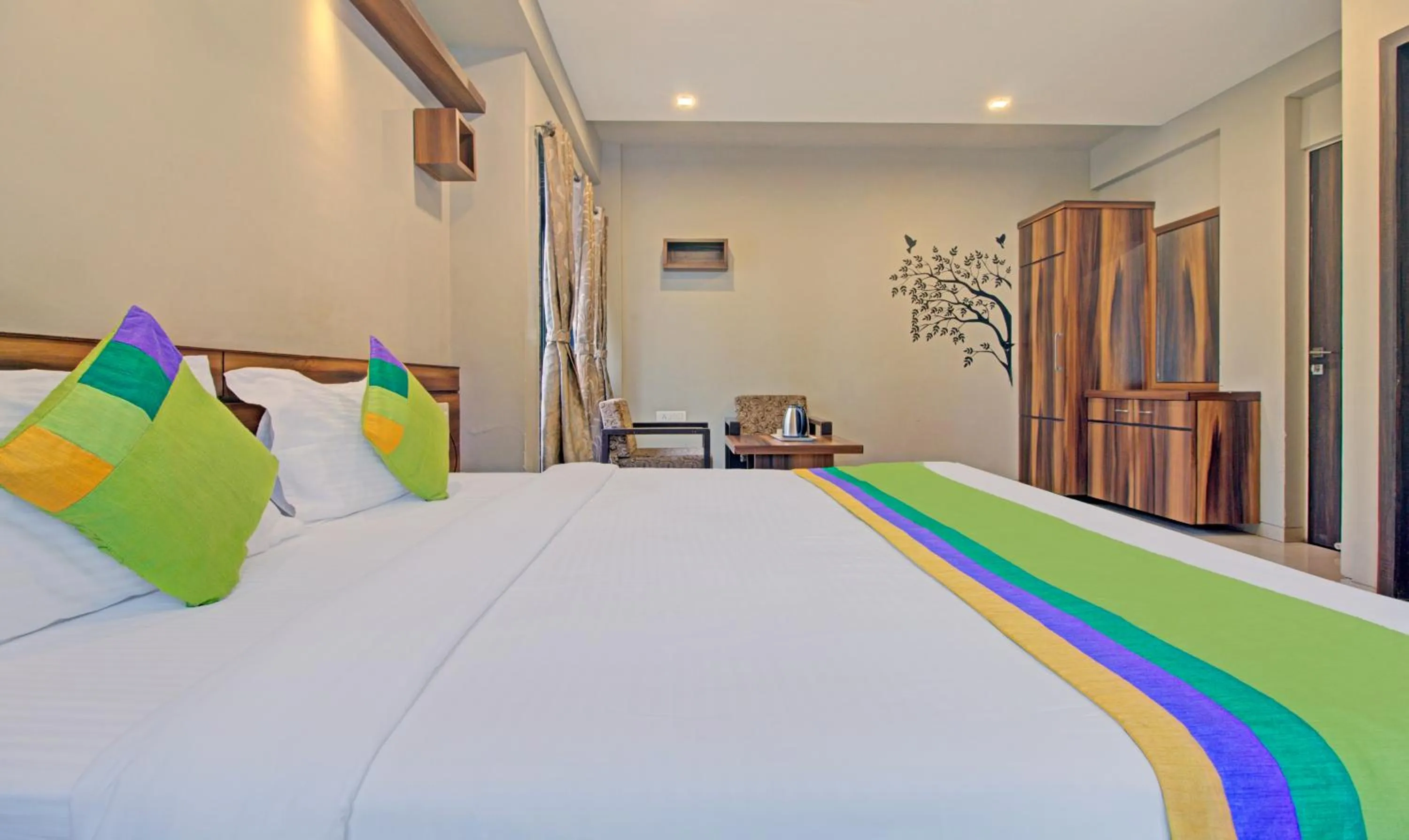 Bedroom, Bed in Treebo Sumati Baner