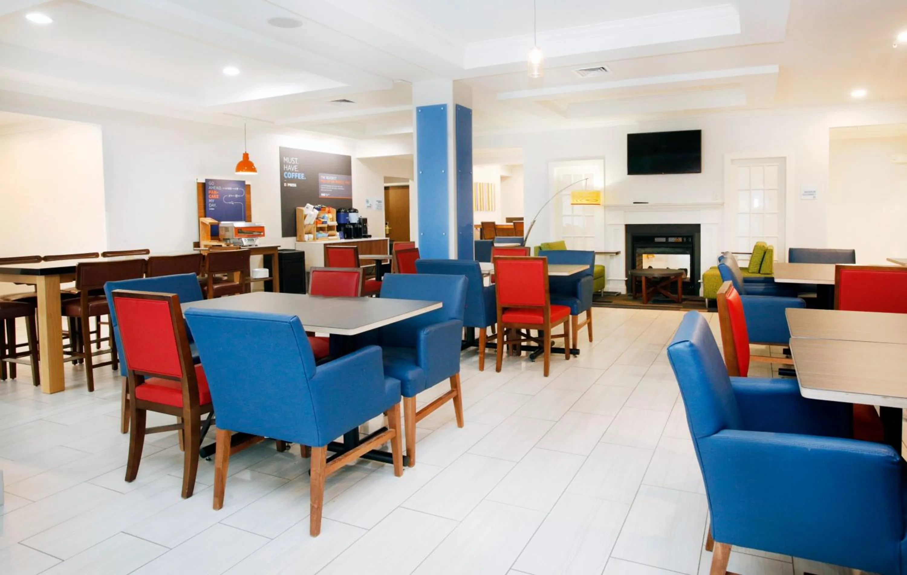 Breakfast in Holiday Inn Express & Suites Bethlehem Arpt-Allentown Area