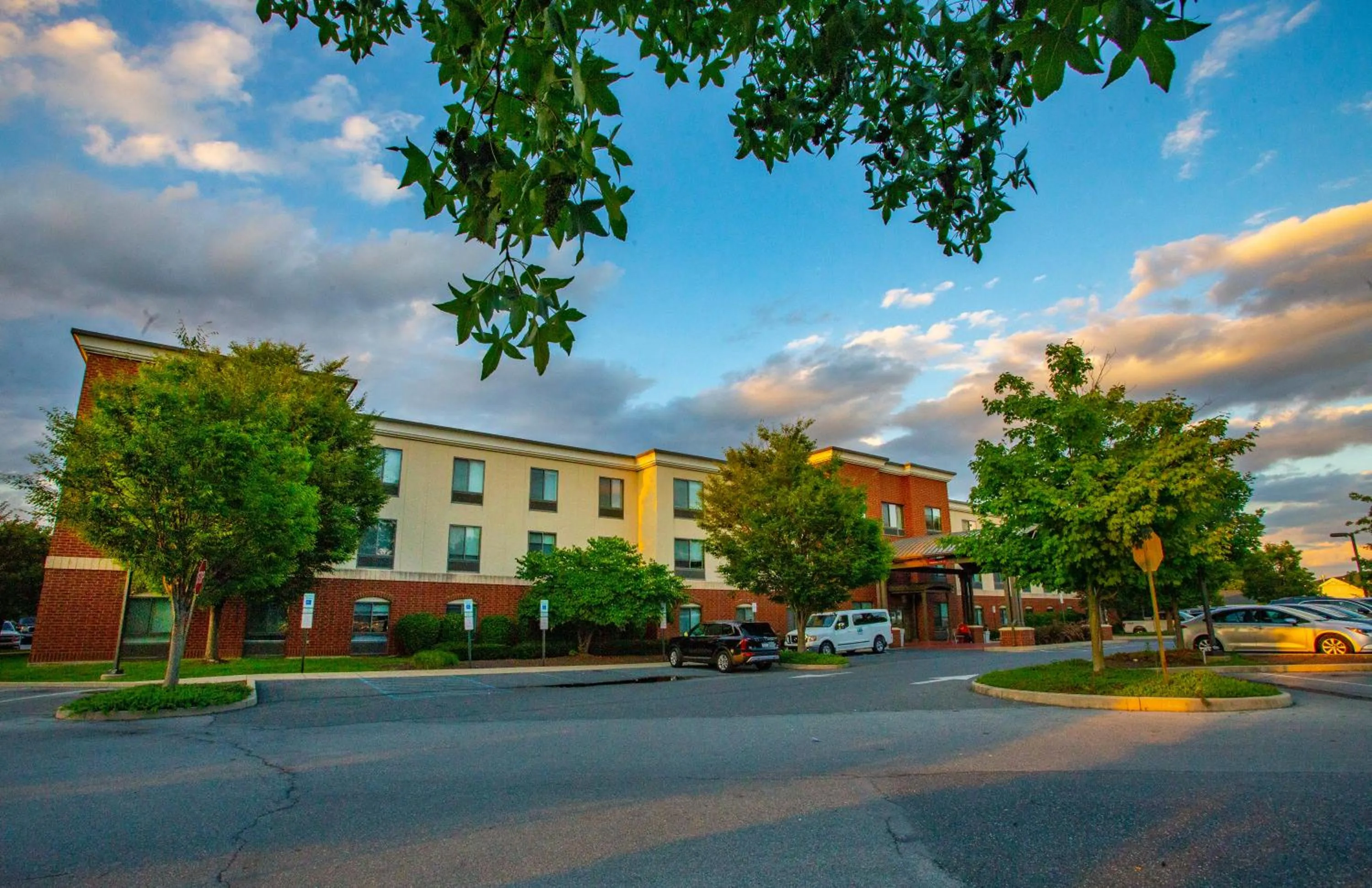 Property building in Holiday Inn Express & Suites Bethlehem Arpt-Allentown Area