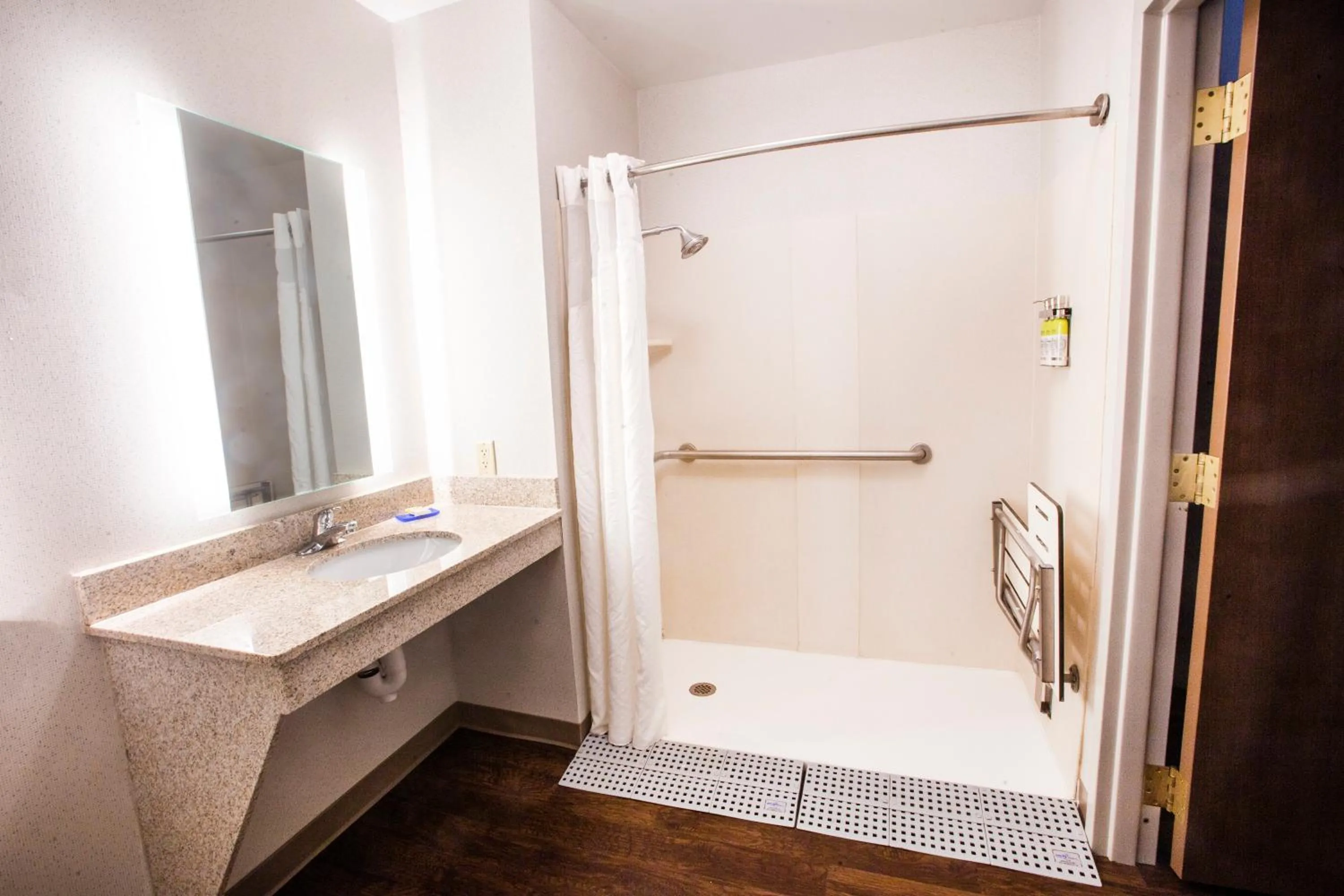 Photo of the whole room in Holiday Inn Express & Suites Bethlehem Arpt-Allentown Area