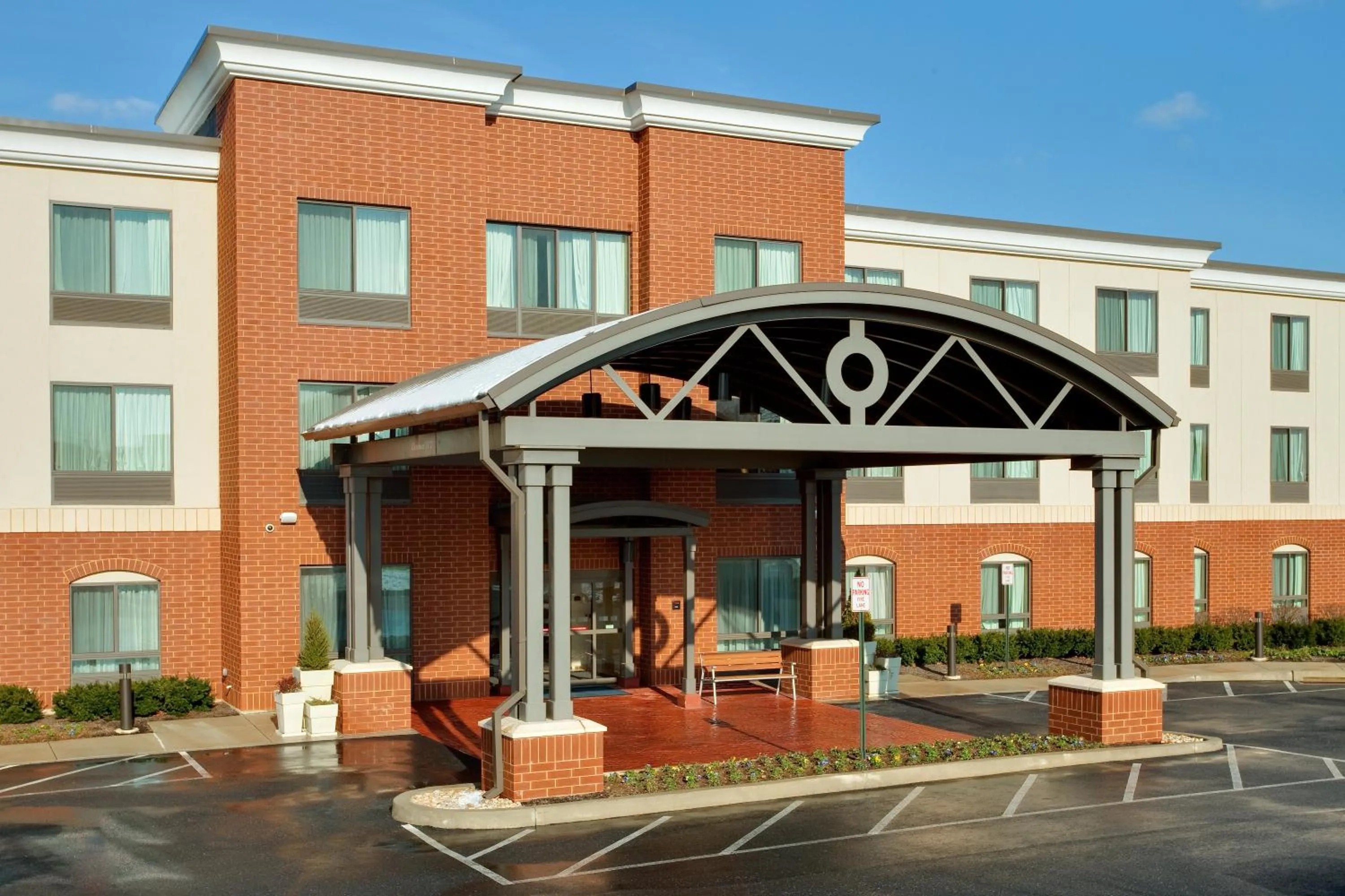 Property building in Holiday Inn Express & Suites Bethlehem Arpt-Allentown Area