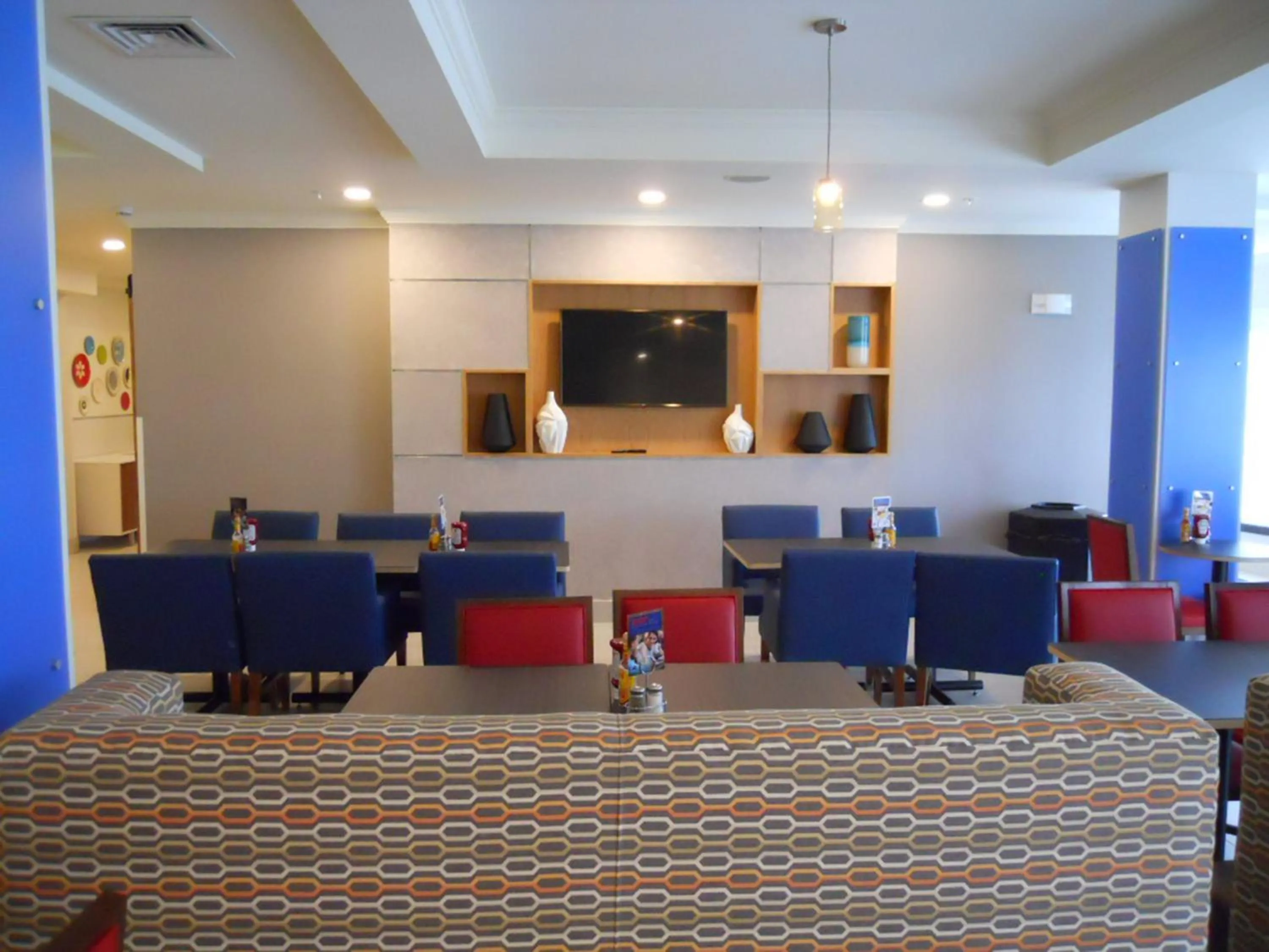 Breakfast in Holiday Inn Express & Suites Bethlehem Arpt-Allentown Area