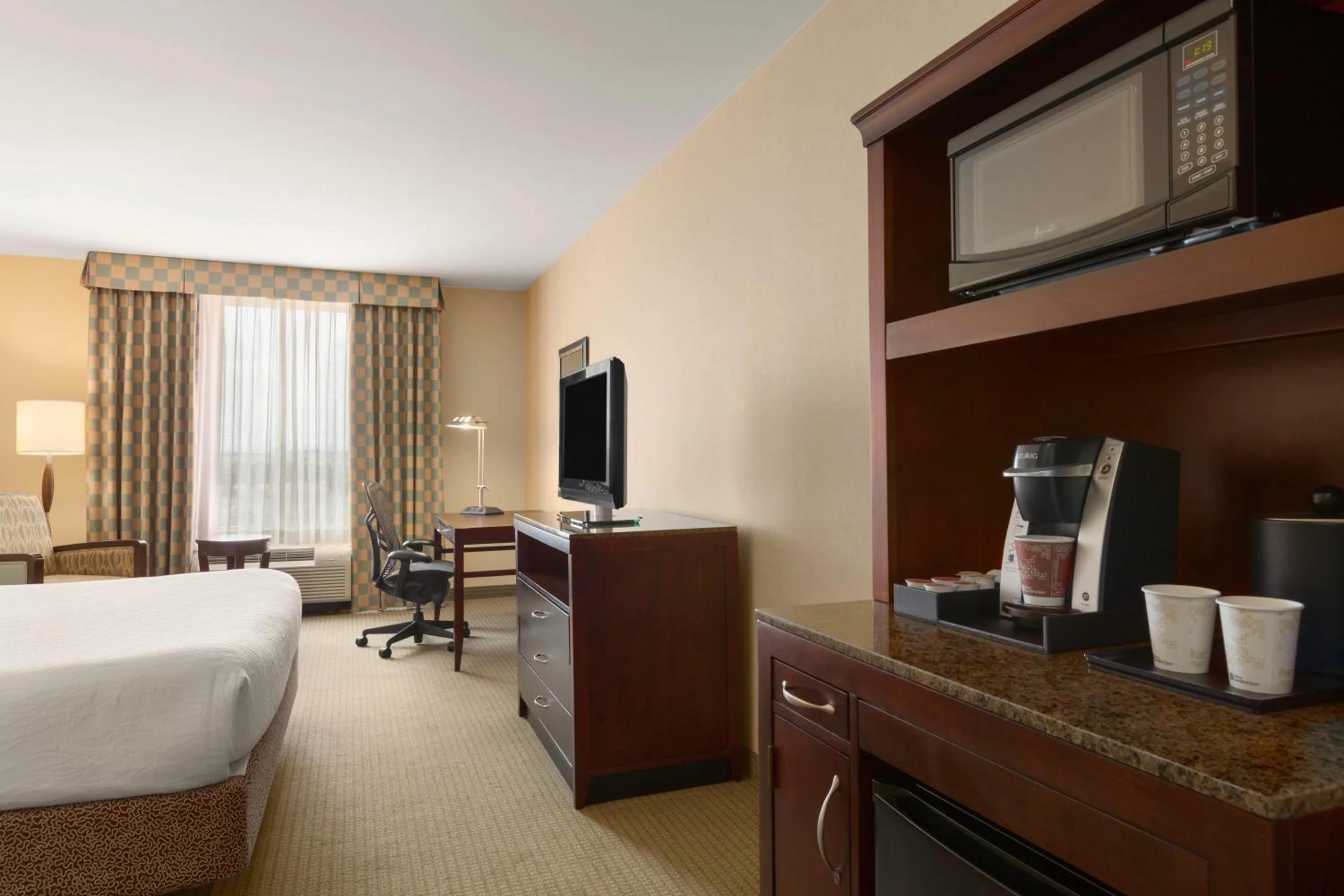 Bedroom, Bed in Hilton Garden Inn Dulles North