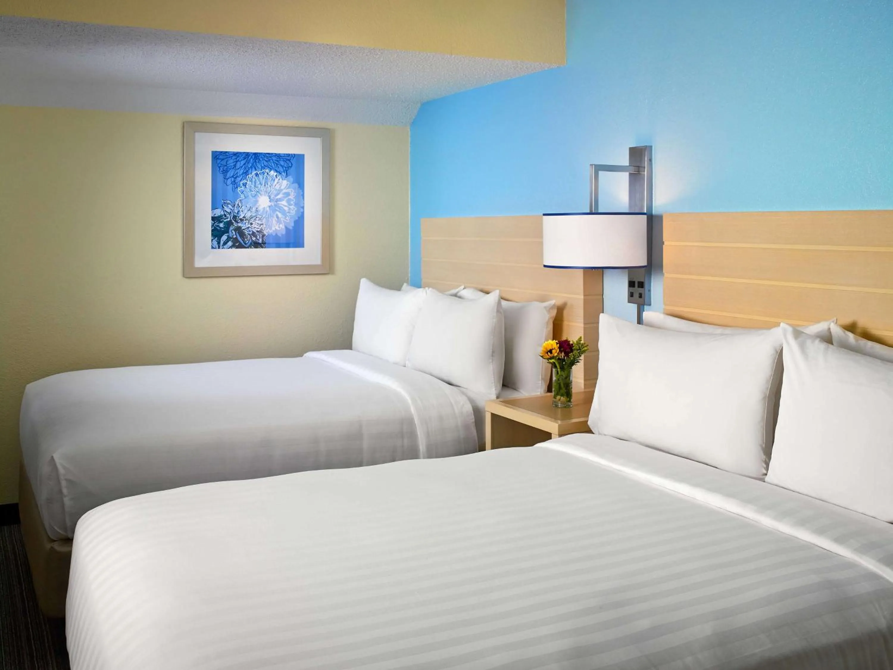 Photo of the whole room, Bed in Sonesta Simply Suites Cleveland Airport