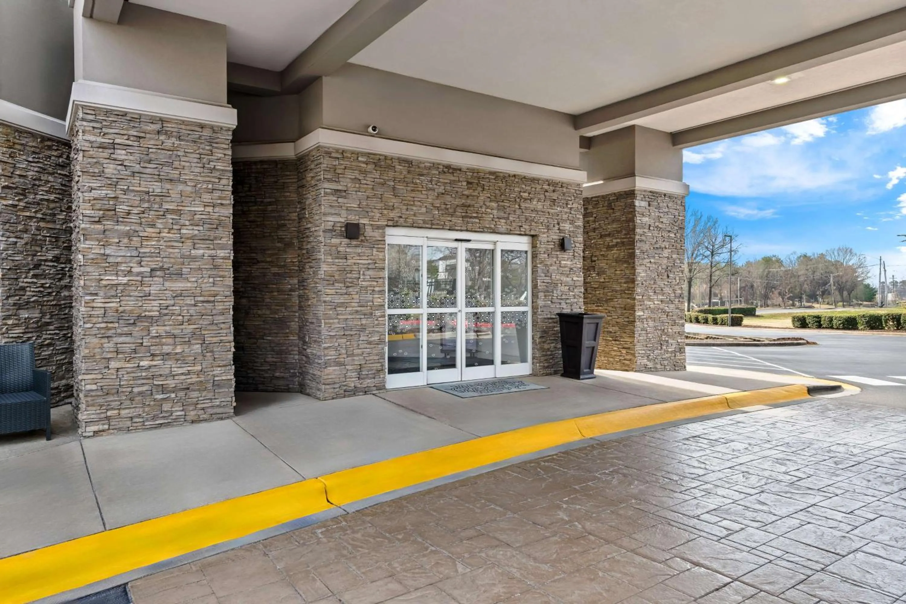 Property building in Hampton Inn & Suites Charlotte-Airport