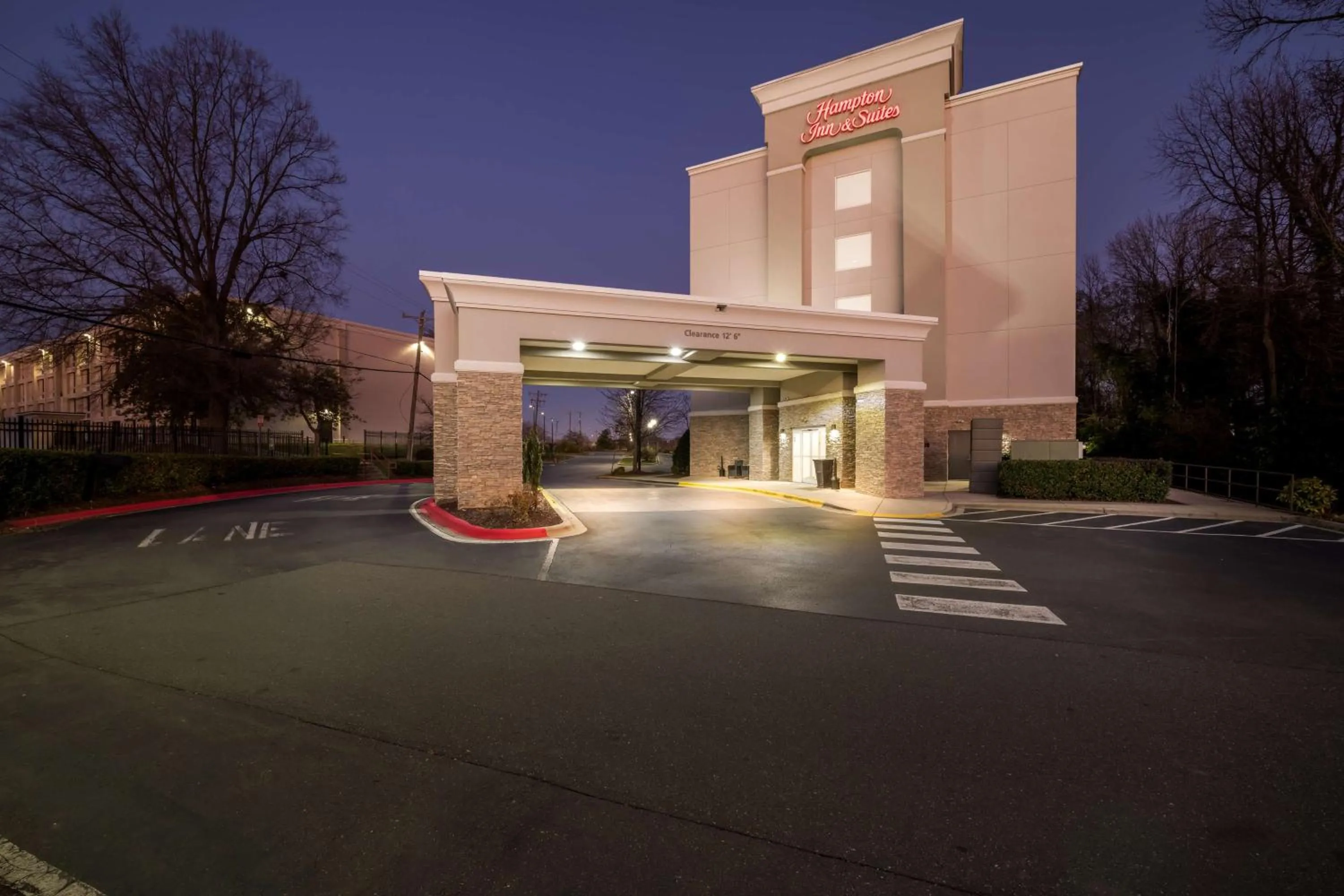 Property building in Hampton Inn & Suites Charlotte-Airport