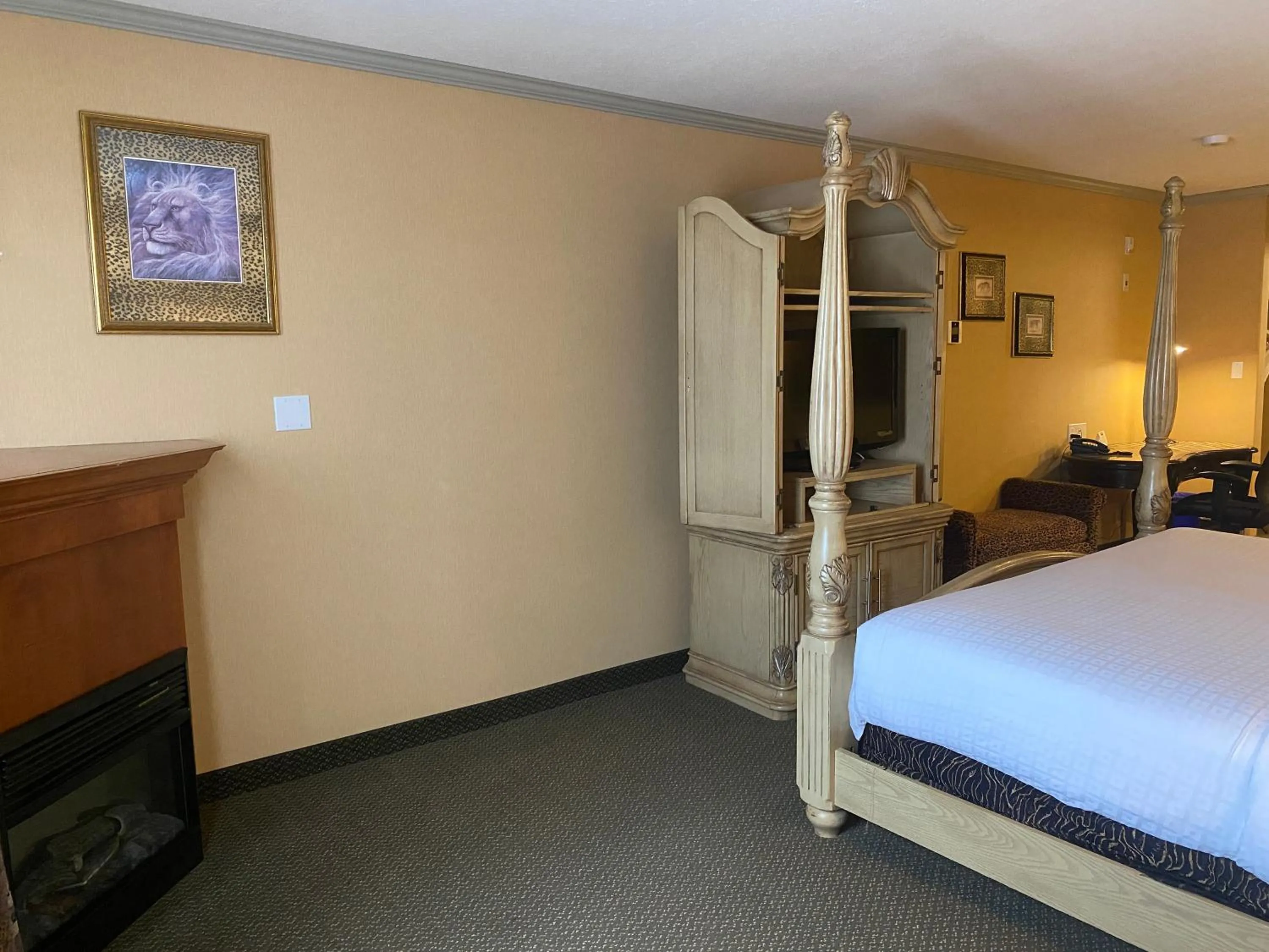 Bedroom, Bed in Merit Hotel & Suites