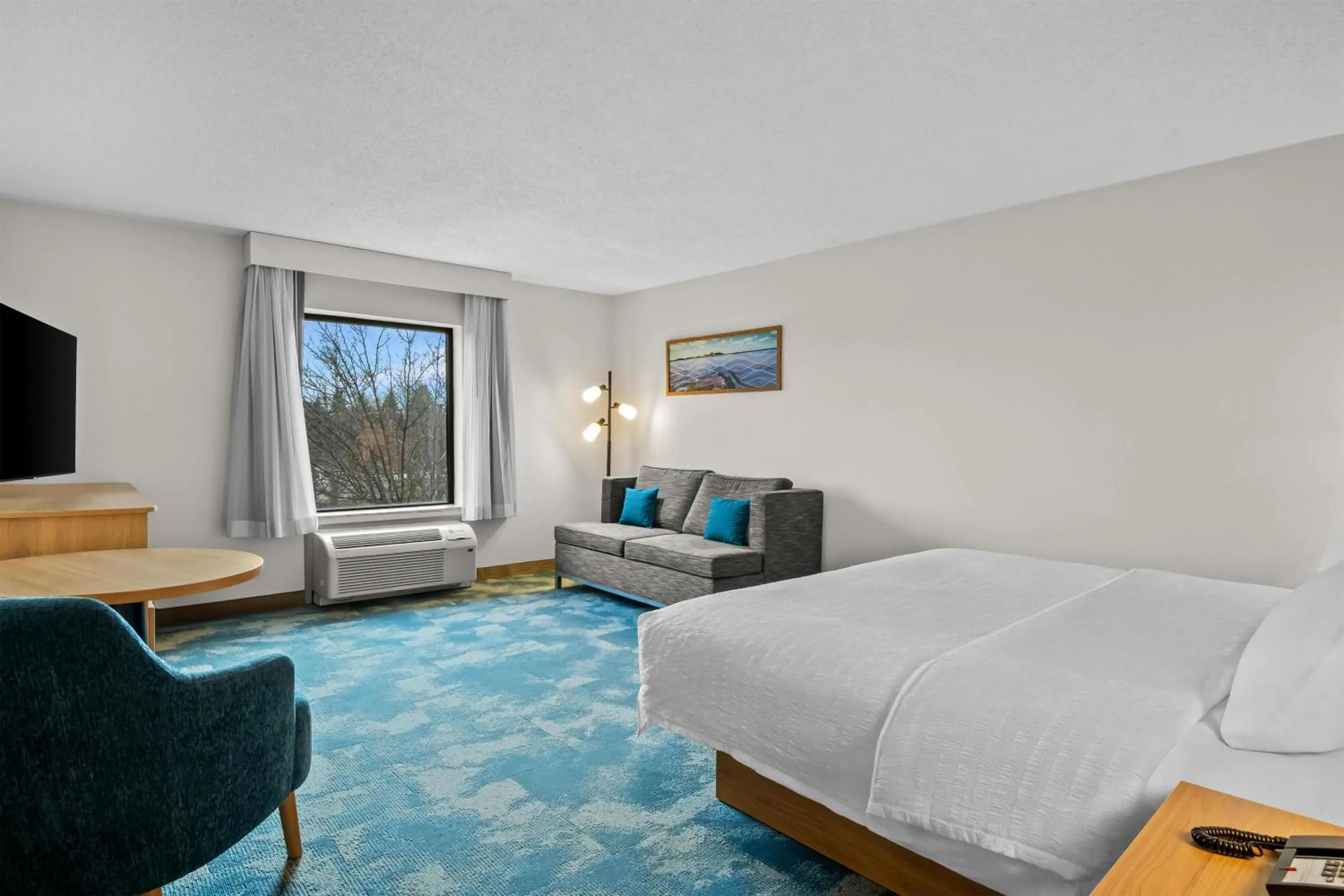 Living room, Bed in Hampton Inn & Suites Detroit-Canton