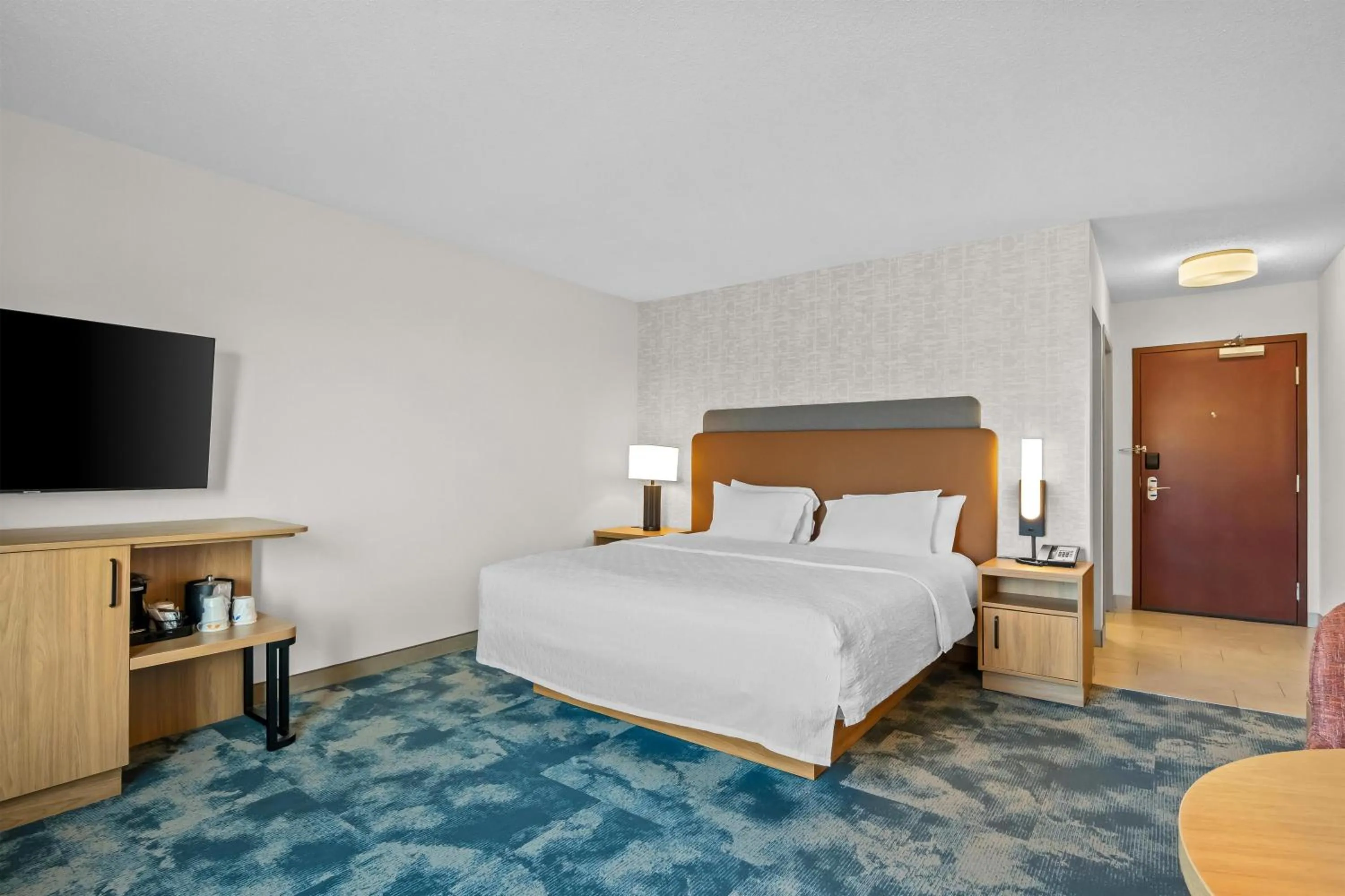 Bed in Hampton Inn & Suites Detroit-Canton