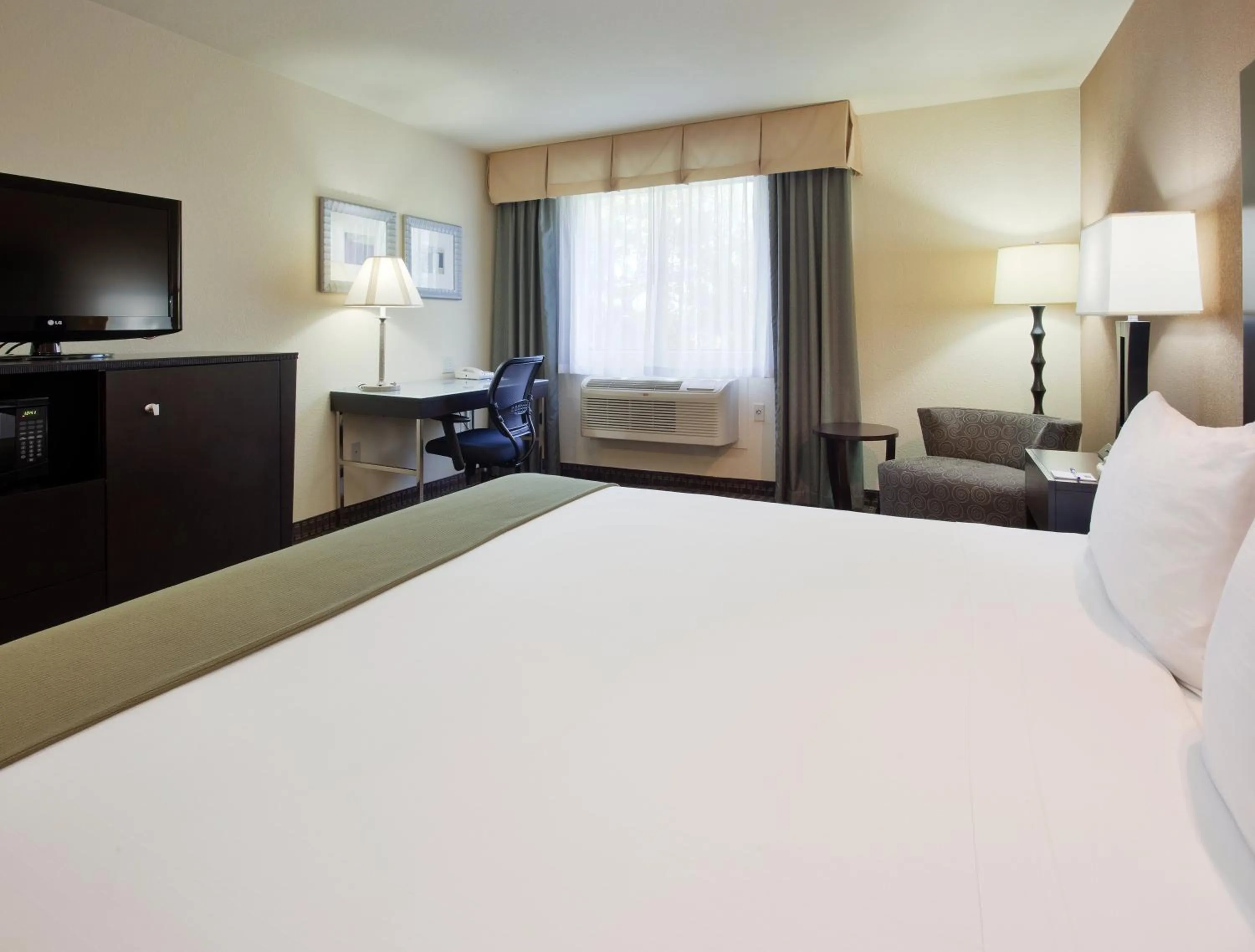 Queen Suite with Kitchenette in Holiday Inn Express Union City San Jose by IHG
