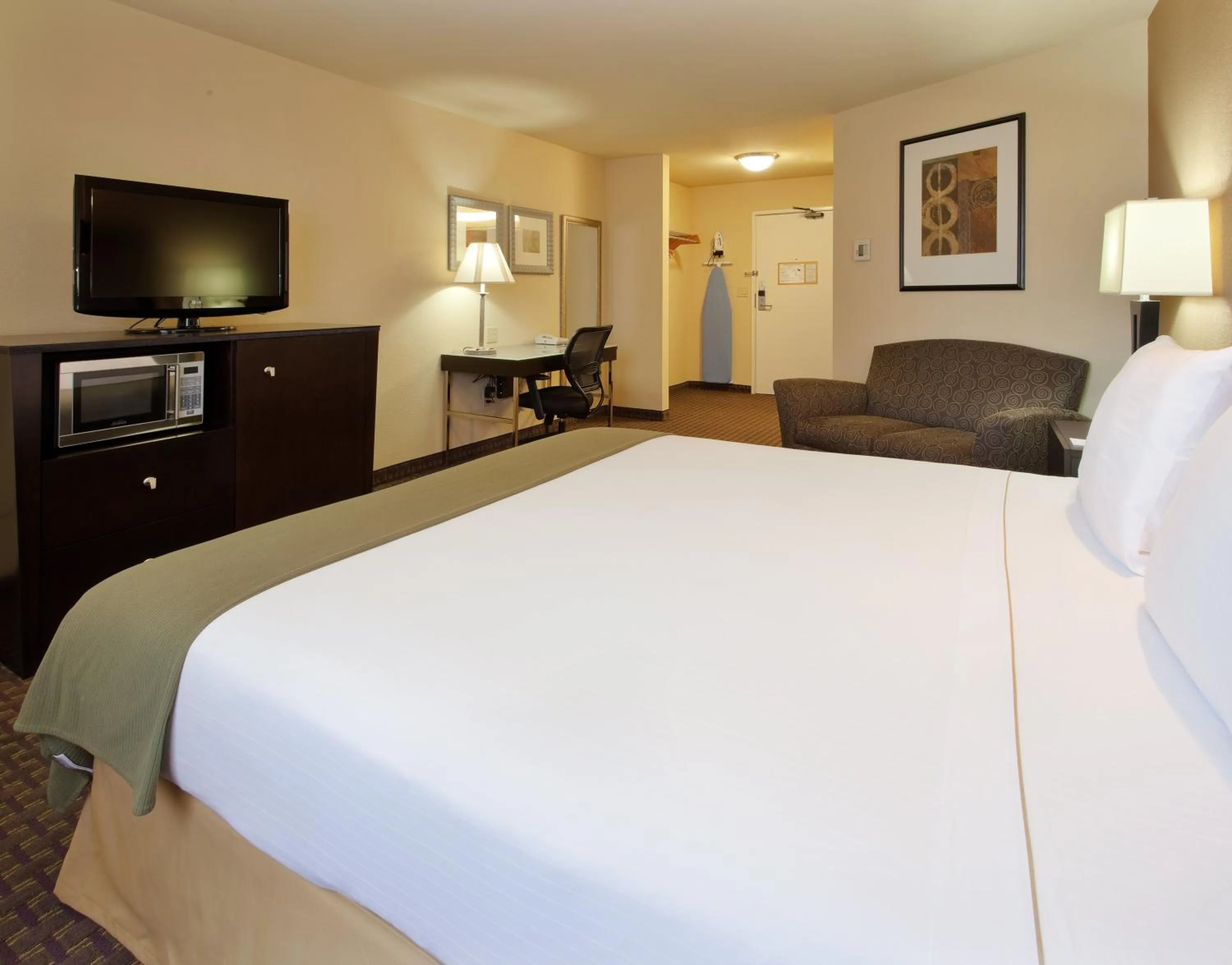 Photo of the whole room, Bed in Holiday Inn Express Union City San Jose by IHG