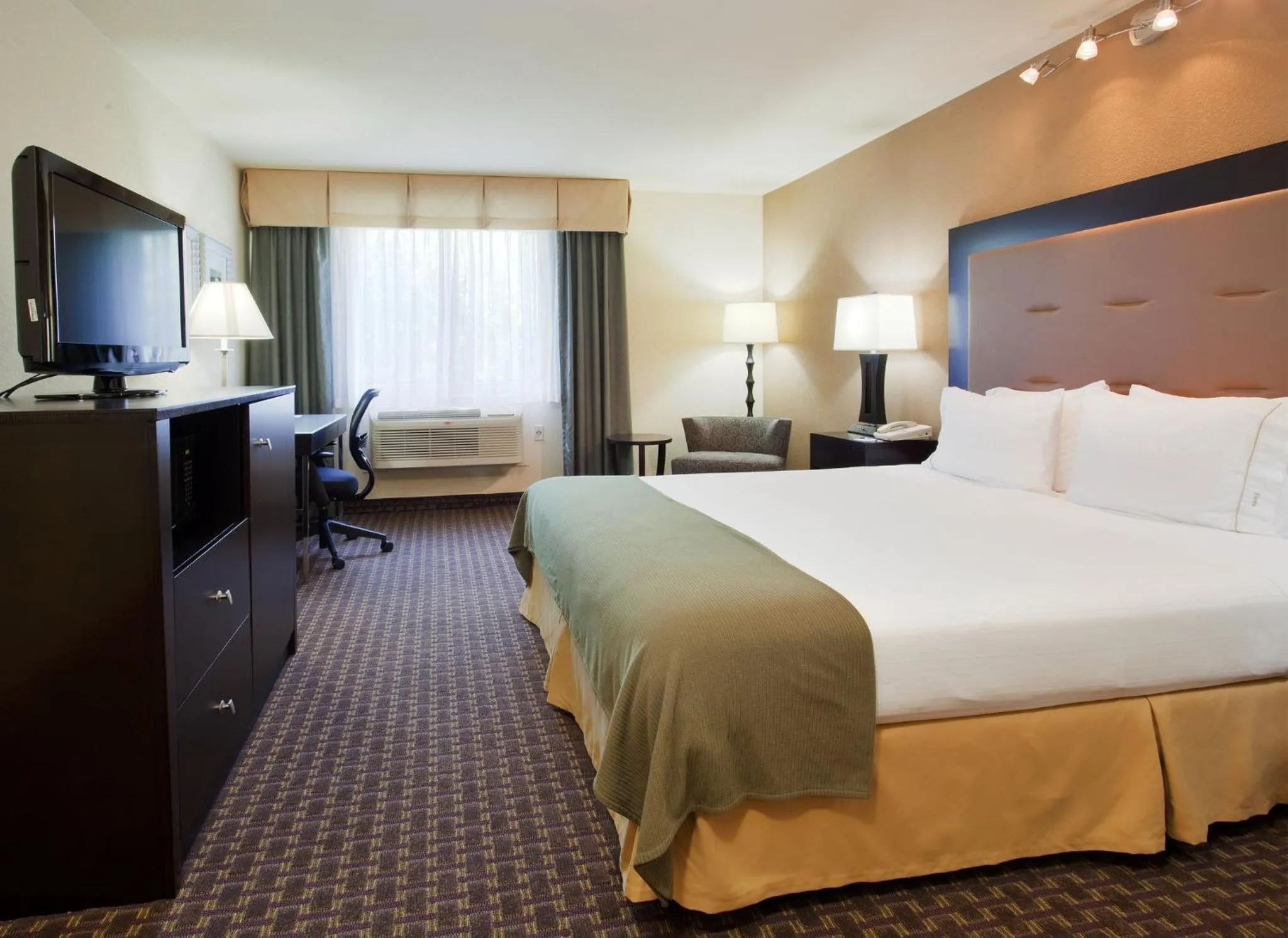Photo of the whole room, Bed in Holiday Inn Express Union City San Jose by IHG