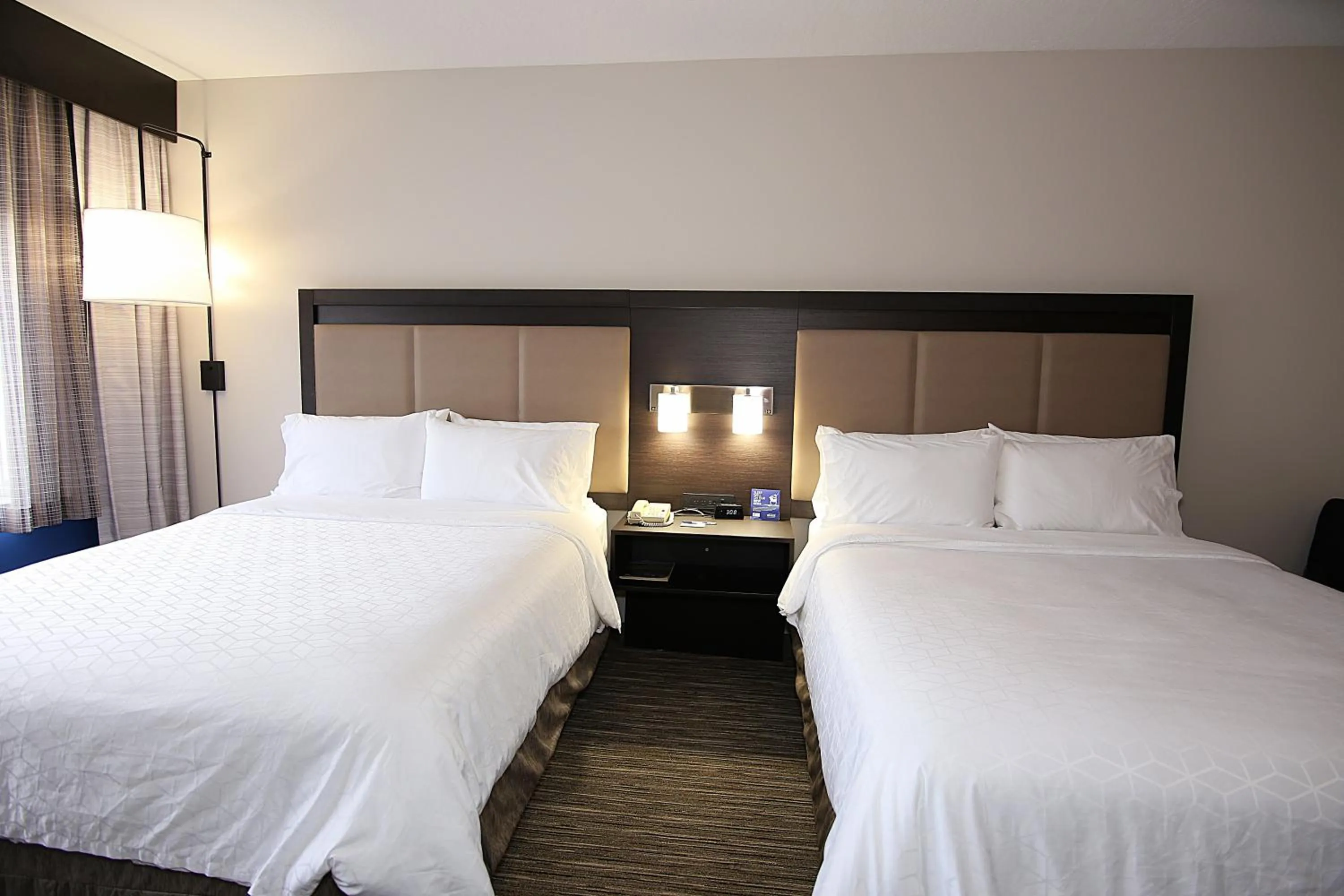 Photo of the whole room, Bed in Holiday Inn Express Hotel & Suites Ashland by IHG
