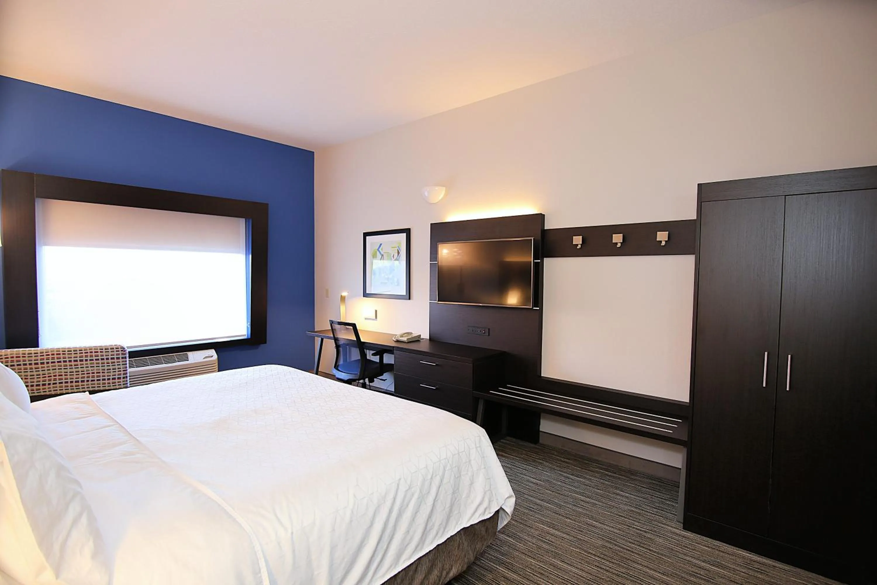Bed in Holiday Inn Express Hotel & Suites Ashland by IHG