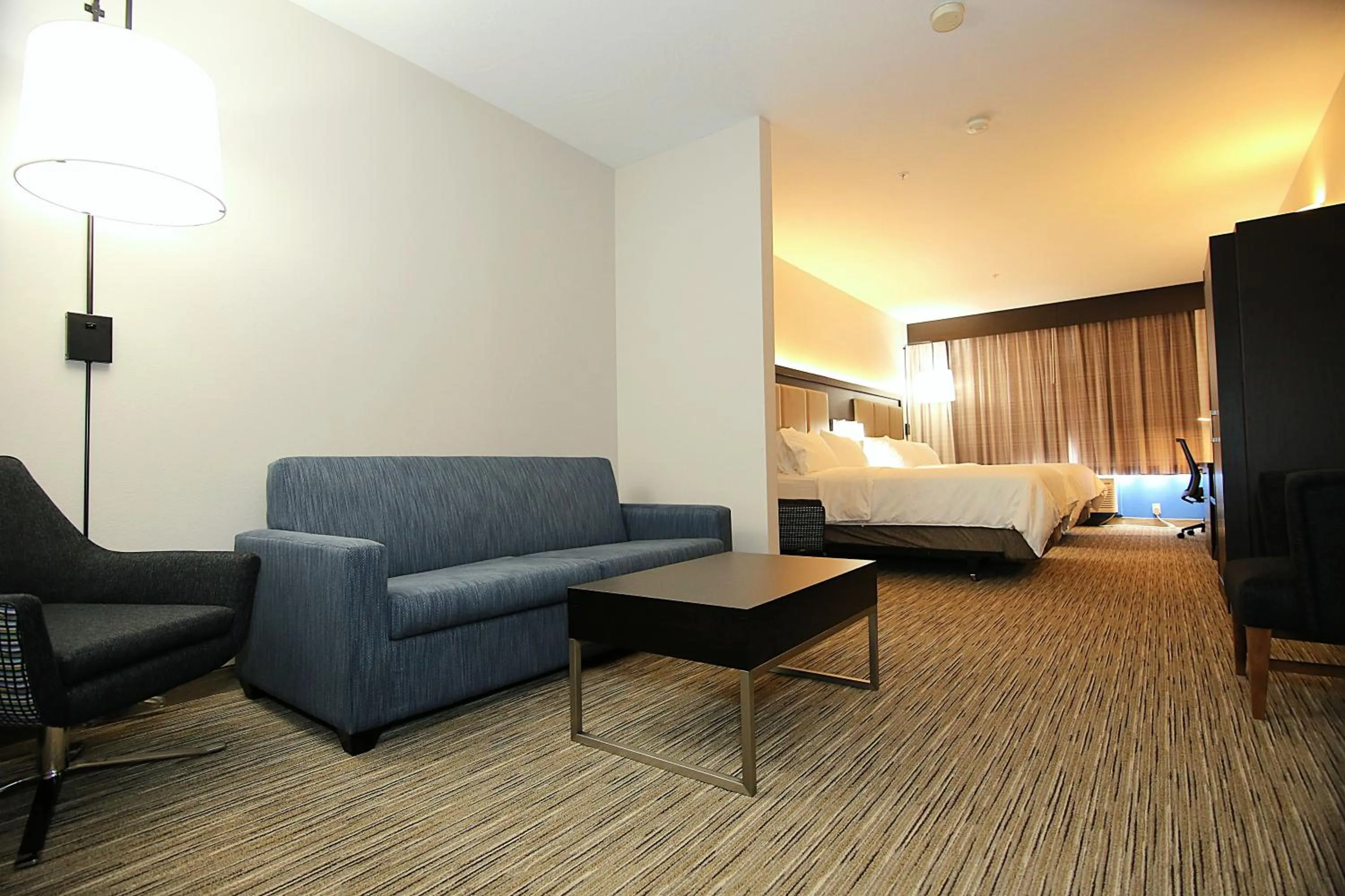 Bedroom, Bed in Holiday Inn Express Hotel & Suites Ashland by IHG