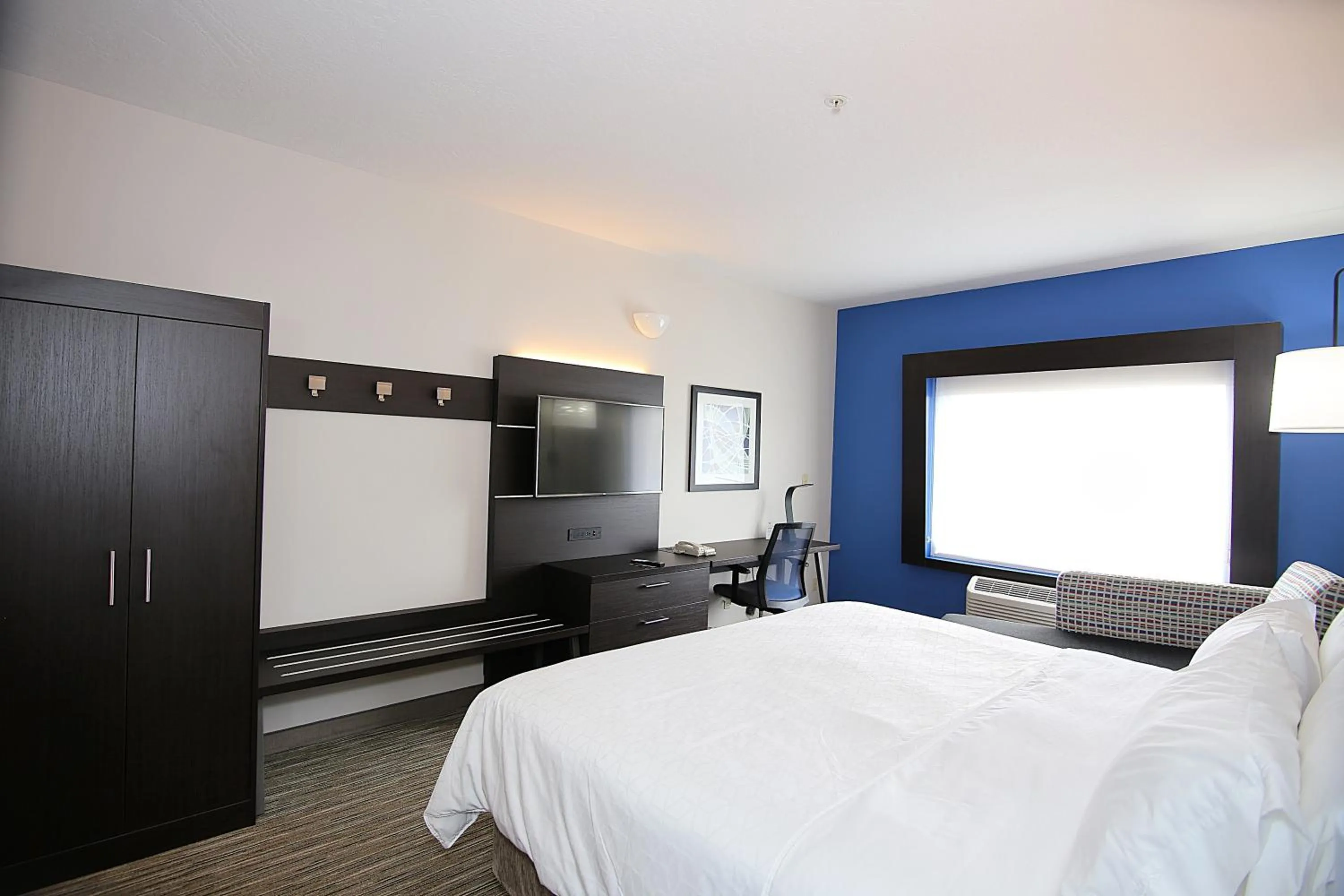 Photo of the whole room, Bed in Holiday Inn Express Hotel & Suites Ashland by IHG