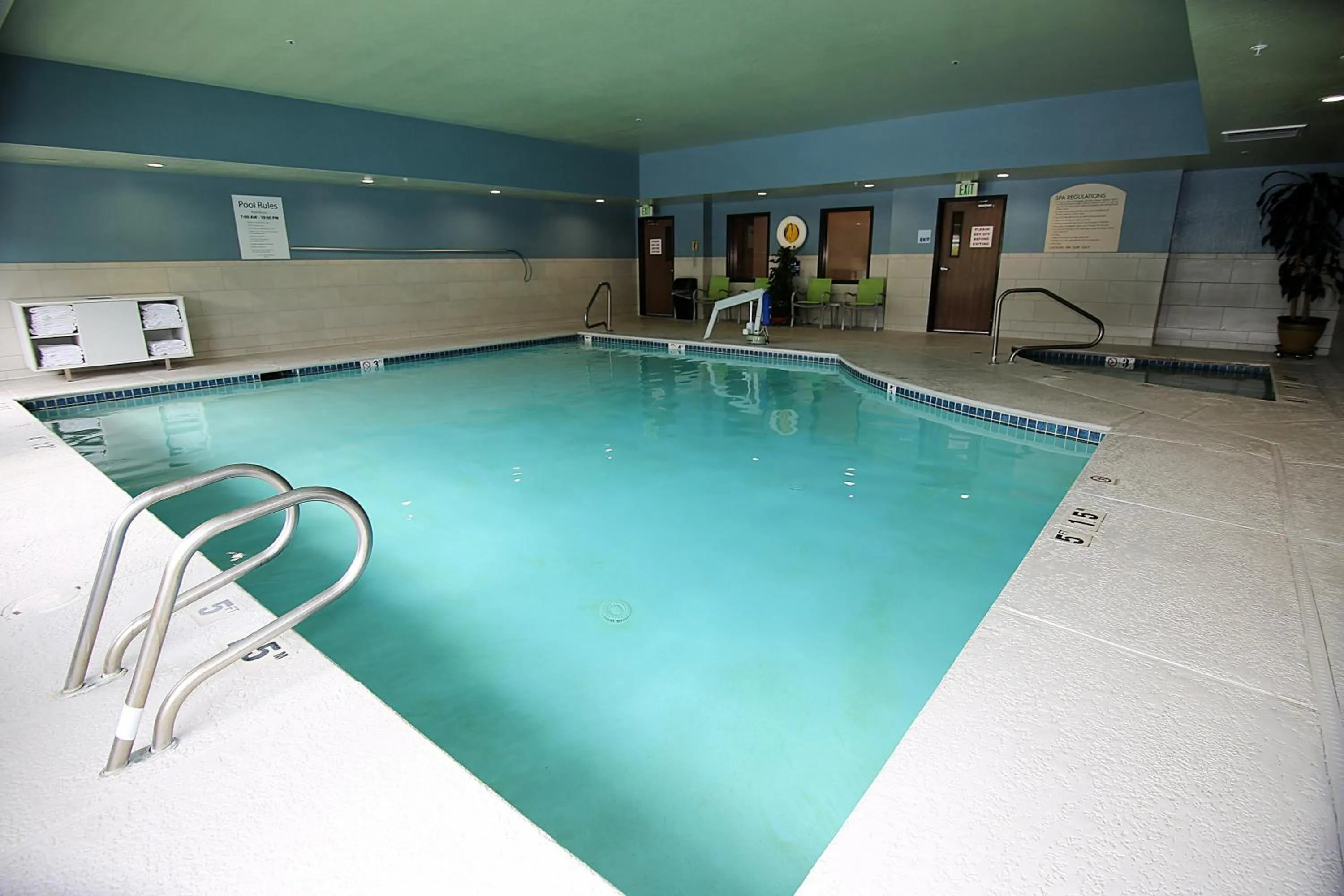 Swimming pool in Holiday Inn Express Hotel & Suites Ashland by IHG