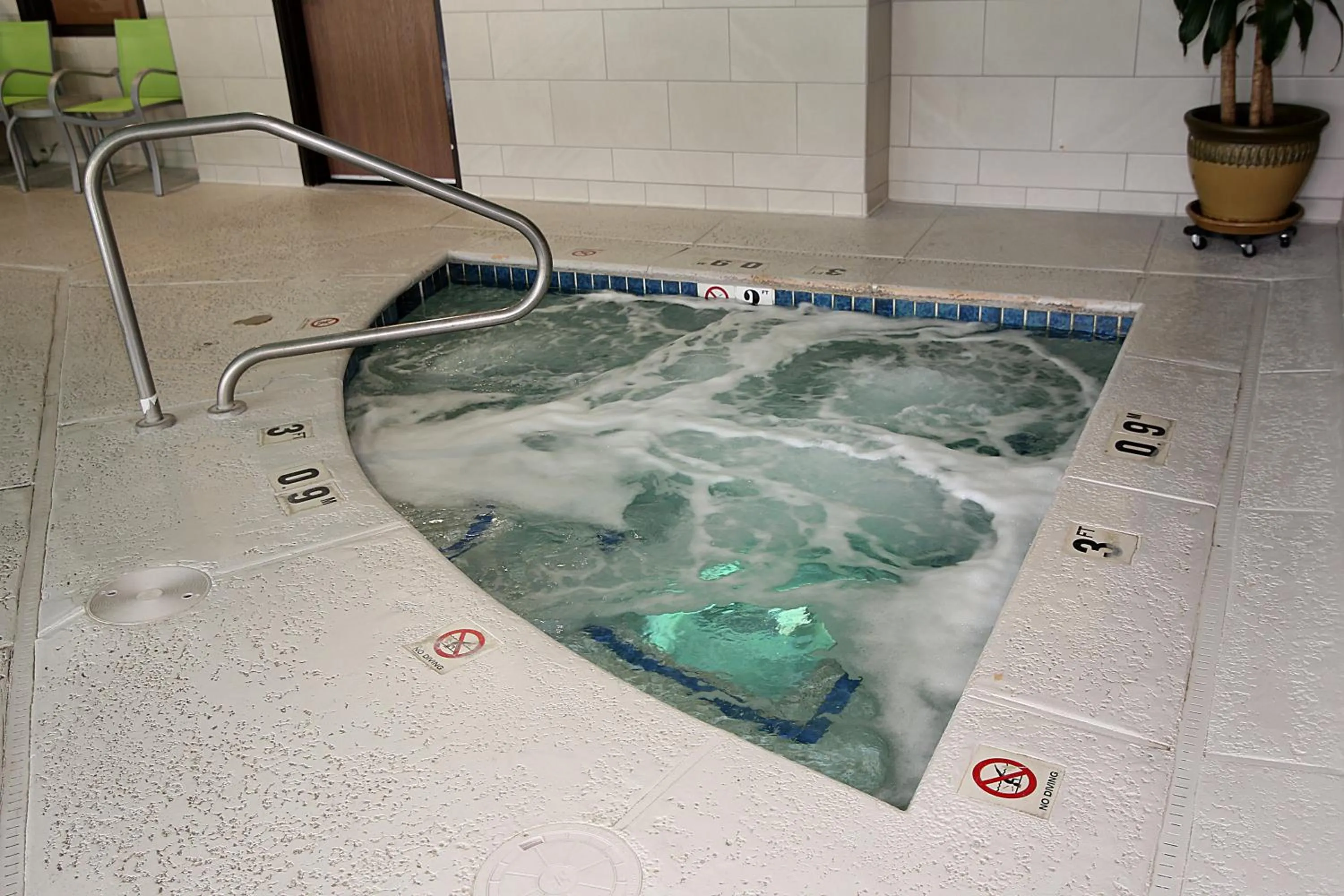 Swimming pool in Holiday Inn Express Hotel & Suites Ashland by IHG